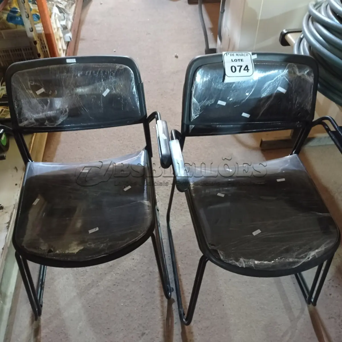 LOTE 074 - 04 CADEIRAS ESTOFADAS COM BASE DE FERRO. (NO ESTADO) ATENÇÃO! FAZER A VISITAÇÃO ANTES DE ARREMATAR, NÃO SABEMOS SE FUNCIONA. LEILÃO NÃO TEM GARANTIA E NEM DEVOLUÇÃO, SUJEITO A POSSÍVEIS AVARIAS VISÍVEIS/OCULTAS E/OU AUSÊNCIA DE COMPONENTES.