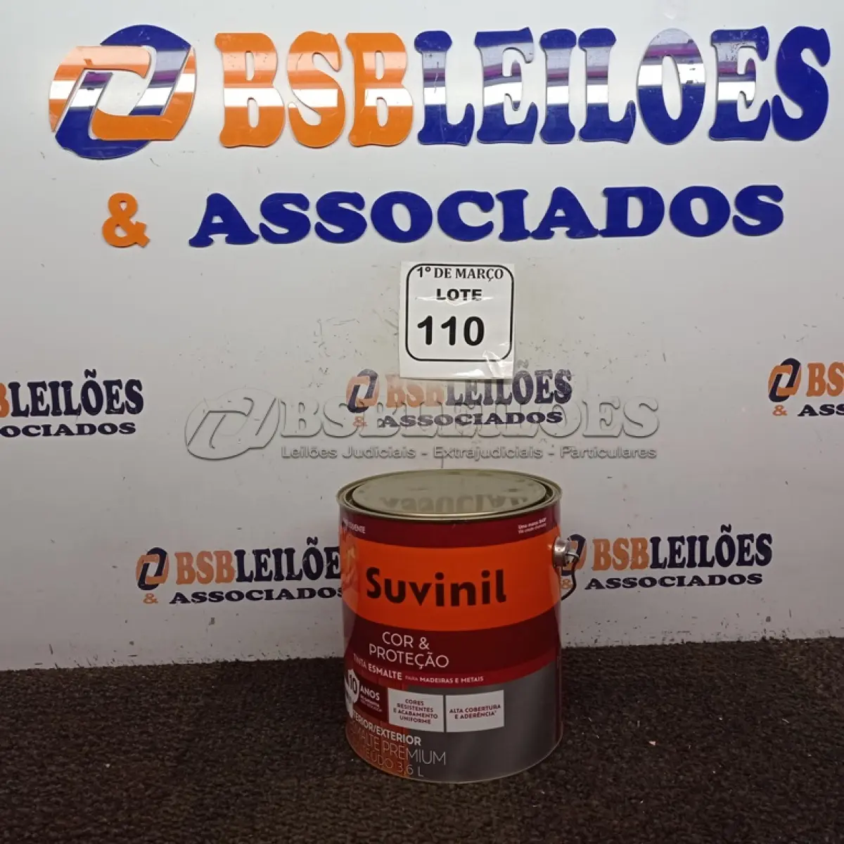 LOTE 110 - 01 LATA DE TINTA ESMALTE PARA MADEIRAS E METAIS NA COR BRILHANTE PLATINA DE 3,6L MARCA SUVINIL. (NOVO) (NO ESTADO) ATENÇÃO! FAZER A VISITAÇÃO ANTES DE ARREMATAR, NÃO SABEMOS SE FUNCIONA. LEILÃO NÃO TEM GARANTIA E NEM DEVOLUÇÃO, SUJEITO A POSSÍVEIS AVARIAS VISÍVEIS/OCULTAS E/OU AUSÊNCIA DE COMPONENTES.