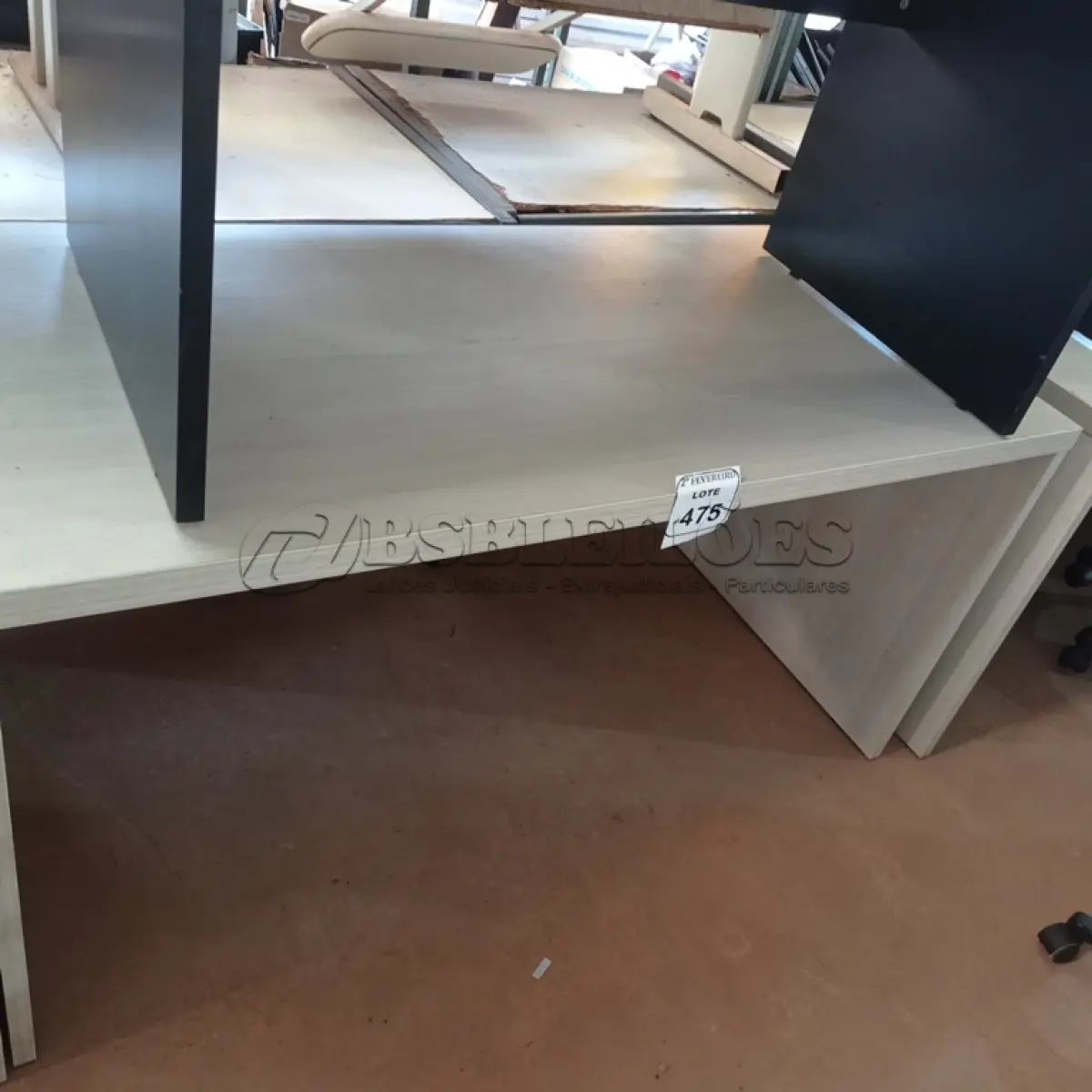 LOTE 475 - 01 MESA EM MADEIRA PARA ESCRITÓRIO. (NO ESTADO) ATENÇÃO! FAZER A VISITAÇÃO ANTES DE ARREMATAR, NÃO SABEMOS SE FUNCIONA. LEILÃO NÃO TEM GARANTIA E NEM DEVOLUÇÃO, SUJEITO A POSSÍVEIS AVARIAS VISÍVEIS/OCULTAS E/OU AUSÊNCIA DE COMPONENTES.