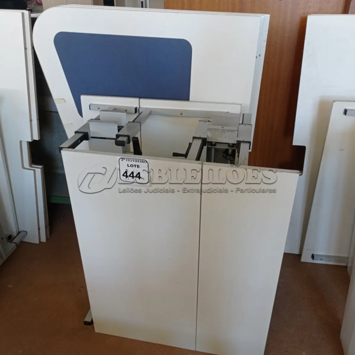 LOTE 444 - 02 MESAS COM REGULAGEM DE ALTURA MANUAL E 3 LATERAIS EM MADEIRA PRA BAIA. (NO ESTADO) ATENÇÃO! FAZER A VISITAÇÃO ANTES DE ARREMATAR, NÃO SABEMOS SE FUNCIONA. LEILÃO NÃO TEM GARANTIA E NEM DEVOLUÇÃO, SUJEITO A POSSÍVEIS AVARIAS VISÍVEIS/OCULTAS E/OU AUSÊNCIA DE COMPONENTES.