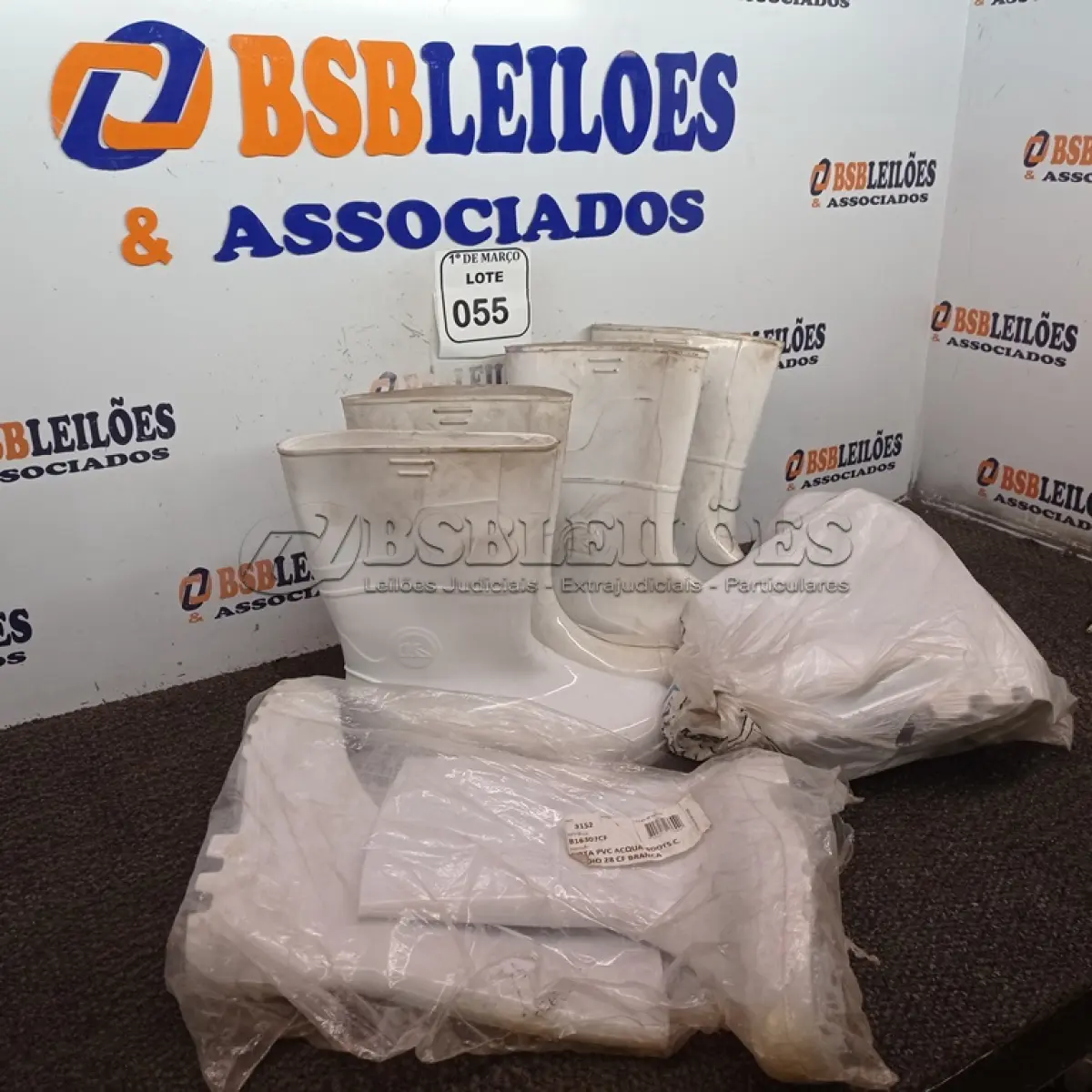 LOTE 055 - 04 BOTAS PARA LIMPEZA, SENDO 01 NÚMERO 37, 2 NÚMERO 42 E 01 NÚMERO 33. (NOVO) (NO ESTADO) ATENÇÃO! FAZER A VISITAÇÃO ANTES DE ARREMATAR, NÃO SABEMOS SE FUNCIONA. LEILÃO NÃO TEM GARANTIA E NEM DEVOLUÇÃO, SUJEITO A POSSÍVEIS AVARIAS VISÍVEIS/OCULTAS E/OU AUSÊNCIA DE COMPONENTES.