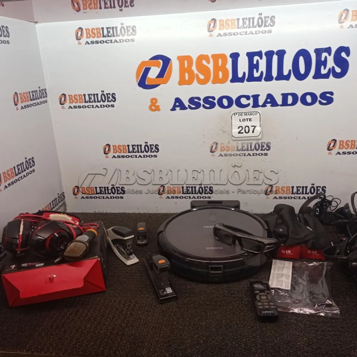 LOTE 207 - 01 LOTE COM FONES DE OUVIDO E ÓCULOS 3D. (NO ESTADO) ATENÇÃO! FAZER A VISITAÇÃO ANTES DE ARREMATAR, NÃO SABEMOS SE FUNCIONA. LEILÃO NÃO TEM GARANTIA E NEM DEVOLUÇÃO, SUJEITO A POSSÍVEIS AVARIAS VISÍVEIS/OCULTAS E/OU AUSÊNCIA DE COMPONENTES.