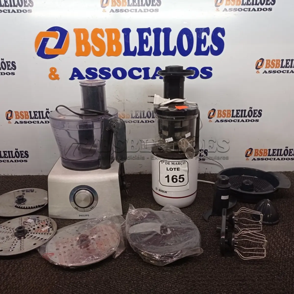 LOTE 165 - 02 MULTI PROCESSADORES DE ALIMENTOS COM ACESSÓRIOS MARCA PHILIPS E BOSCH. (NO ESTADO) ATENÇÃO! FAZER A VISITAÇÃO ANTES DE ARREMATAR, NÃO SABEMOS SE FUNCIONA. LEILÃO NÃO TEM GARANTIA E NEM DEVOLUÇÃO, SUJEITO A POSSÍVEIS AVARIAS VISÍVEIS/OCULTAS E/OU AUSÊNCIA DE COMPONENTES.