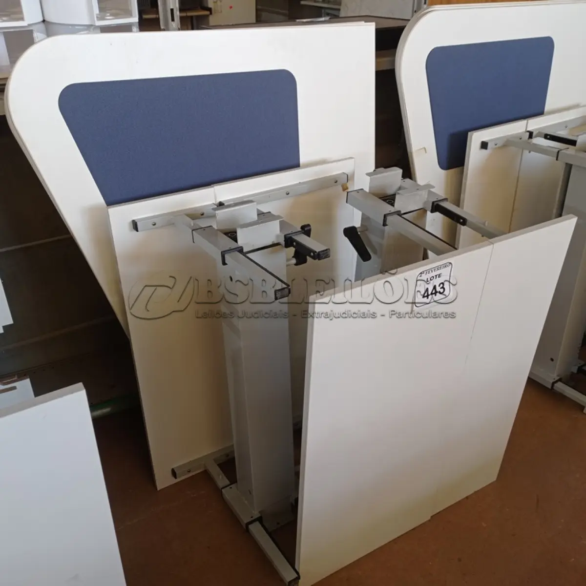 LOTE 443 - 02 MESAS COM REGULAGEM DE ALTURA MANUAL E 3 LATERAIS EM MADEIRA PRA BAIA. (NO ESTADO) ATENÇÃO! FAZER A VISITAÇÃO ANTES DE ARREMATAR, NÃO SABEMOS SE FUNCIONA. LEILÃO NÃO TEM GARANTIA E NEM DEVOLUÇÃO, SUJEITO A POSSÍVEIS AVARIAS VISÍVEIS/OCULTAS E/OU AUSÊNCIA DE COMPONENTES.