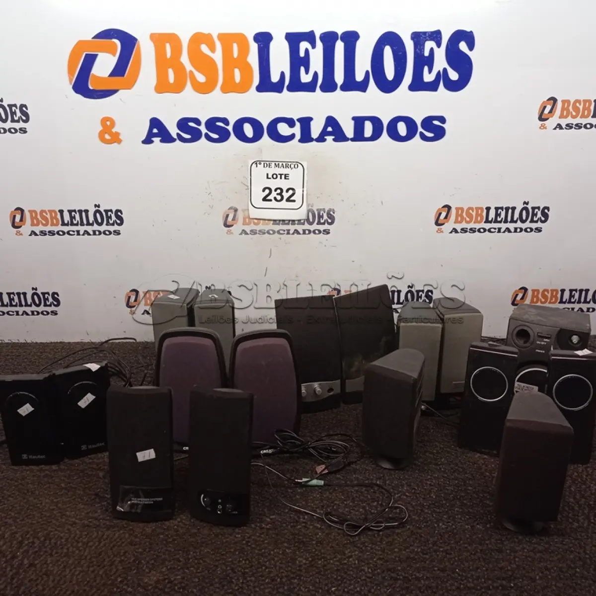 LOTE 232 - 01 LOTE COM DIVERSAS CAIXAS DE SOM PARA COMPUTADORES. (NO ESTADO) ATENÇÃO! FAZER A VISITAÇÃO ANTES DE ARREMATAR, NÃO SABEMOS SE FUNCIONA. LEILÃO NÃO TEM GARANTIA E NEM DEVOLUÇÃO, SUJEITO A POSSÍVEIS AVARIAS VISÍVEIS/OCULTAS E/OU AUSÊNCIA DE COMPONENTES.