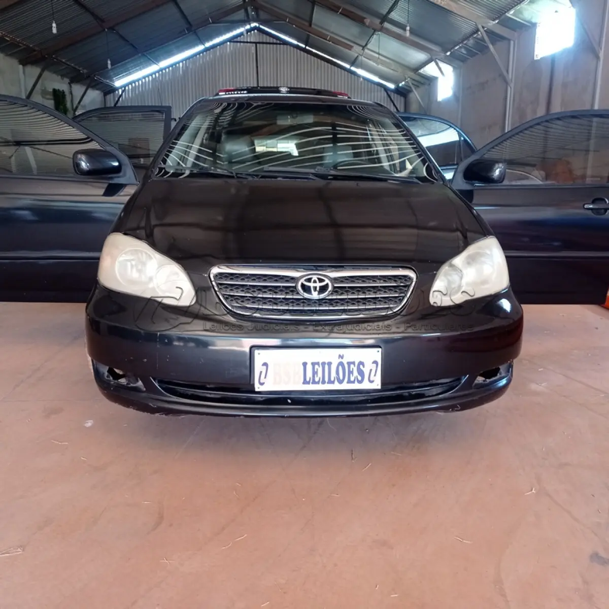 LOTE 485 - 01 TOYOTA COROLLA XLI16VVT A GASOLINA; ANO 2005/2005 NA COR PRETA.VIDROS TRASEIROS NÃO FUNCIONA. (MULTA DE 84,00) (NO ESTADO)
