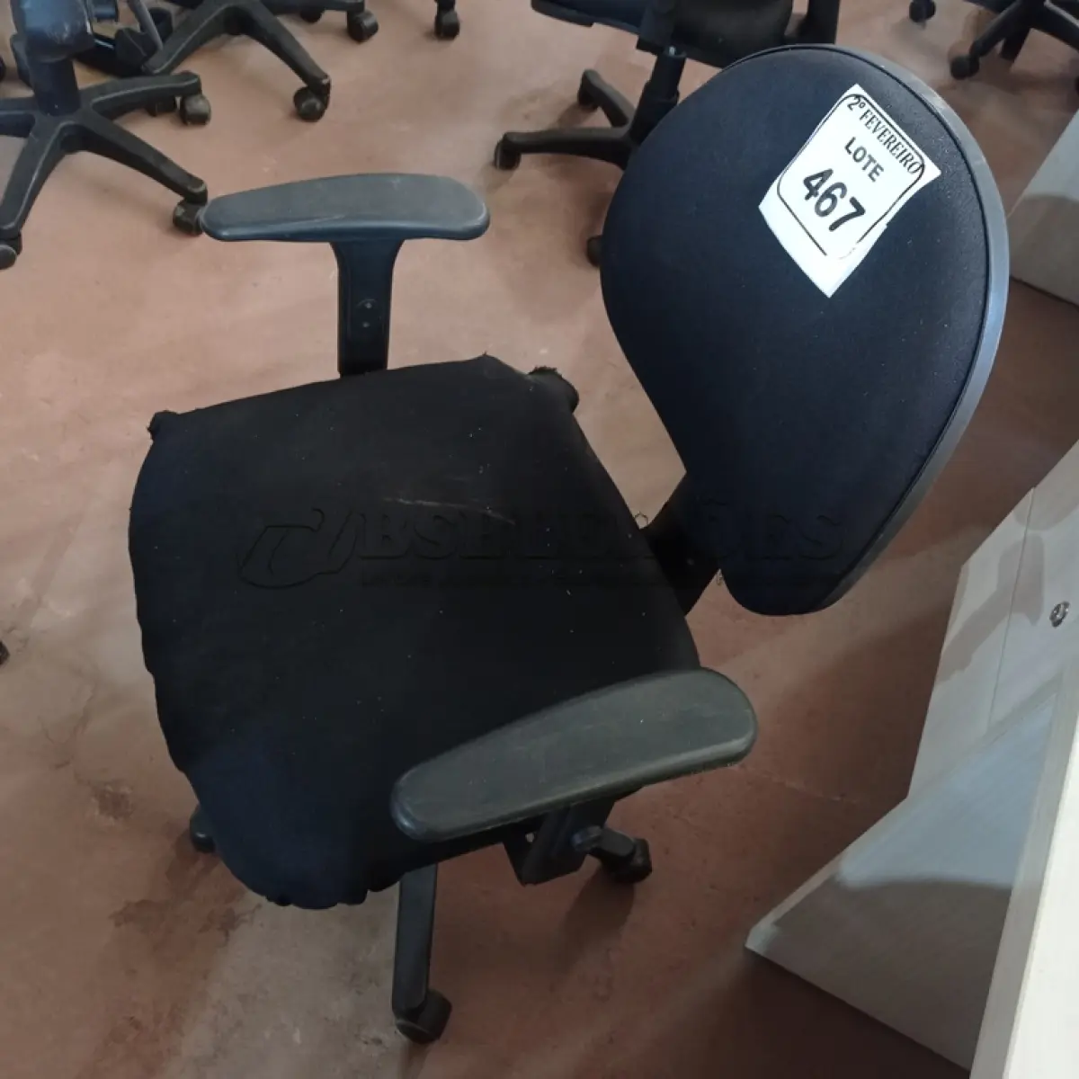 LOTE 467 - 01 CADEIRA GIRATÓRIA PARA ESCRITÓRIO. (NO ESTADO) ATENÇÃO! FAZER A VISITAÇÃO ANTES DE ARREMATAR, NÃO SABEMOS SE FUNCIONA. LEILÃO NÃO TEM GARANTIA E NEM DEVOLUÇÃO, SUJEITO A POSSÍVEIS AVARIAS VISÍVEIS/OCULTAS E/OU AUSÊNCIA DE COMPONENTES.