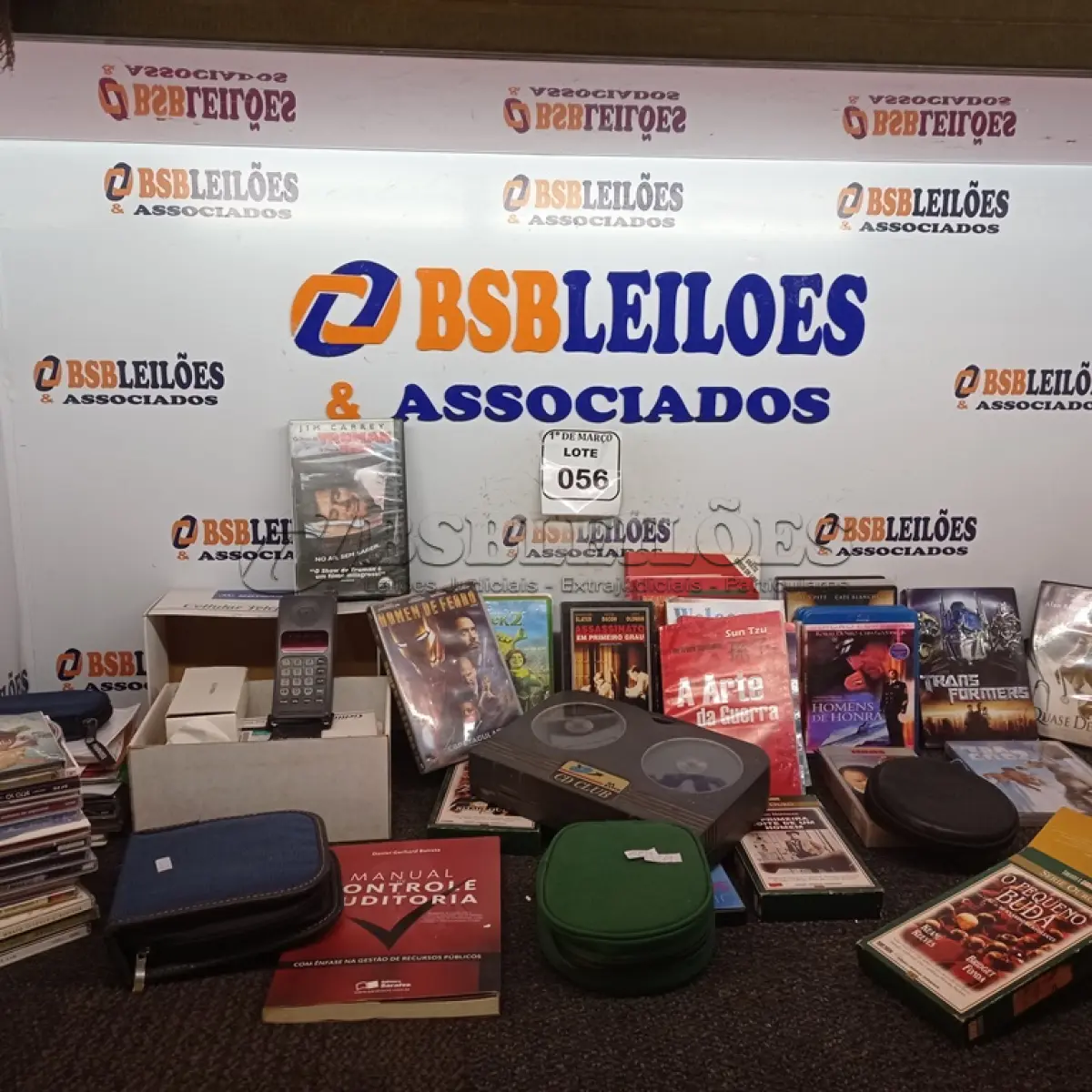 LOTE 056 - 01 CELULAR RELÍQUIA MOTOROLA POCKET, CD’S, DVD’S E LIVROS. (NO ESTADO) ATENÇÃO! FAZER A VISITAÇÃO ANTES DE ARREMATAR, NÃO SABEMOS SE FUNCIONA. LEILÃO NÃO TEM GARANTIA E NEM DEVOLUÇÃO, SUJEITO A POSSÍVEIS AVARIAS VISÍVEIS/OCULTAS E/OU AUSÊNCIA DE COMPONENTES.