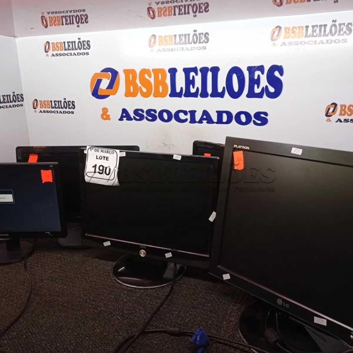 LOTE 190 - 05 MONITORES MARCA E MODELOS DIVERSOS. (NO ESTADO) ATENÇÃO! FAZER A VISITAÇÃO ANTES DE ARREMATAR, NÃO SABEMOS SE FUNCIONA. LEILÃO NÃO TEM GARANTIA E NEM DEVOLUÇÃO, SUJEITO A POSSÍVEIS AVARIAS VISÍVEIS/OCULTAS E/OU AUSÊNCIA DE COMPONENTES.