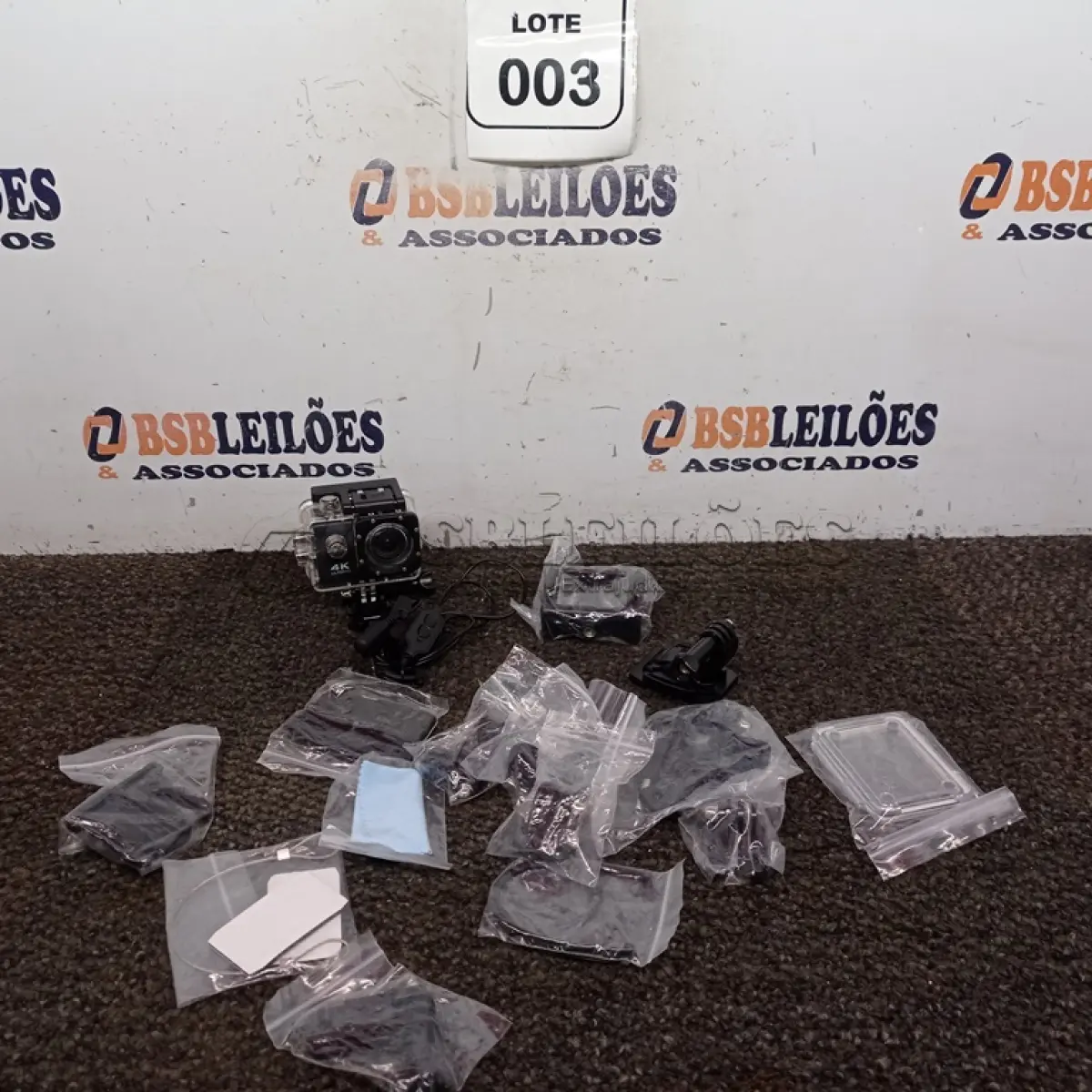 LOTE 003 - 01 CÂMERA ULTRA HD DV 4K WIFI COM ACESSÓRIOS. (NO ESTADO) ATENÇÃO! FAZER A VISITAÇÃO ANTES DE ARREMATAR, NÃO SABEMOS SE FUNCIONA. LEILÃO NÃO TEM GARANTIA E NEM DEVOLUÇÃO, SUJEITO A POSSÍVEIS AVARIAS VISÍVEIS/OCULTAS E/OU AUSÊNCIA DE COMPONENTES.