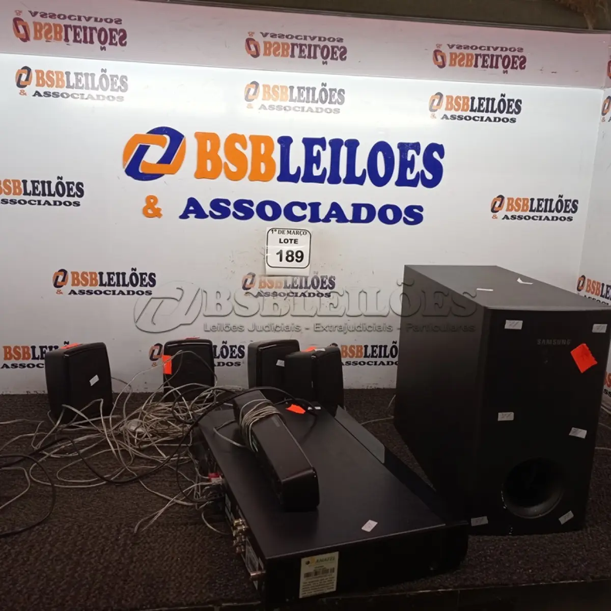 LOTE 189 - 01 HOME THEATER SAMSUNG COM CAIXAS. (NO ESTADO) ATENÇÃO! FAZER A VISITAÇÃO ANTES DE ARREMATAR, NÃO SABEMOS SE FUNCIONA. LEILÃO NÃO TEM GARANTIA E NEM DEVOLUÇÃO, SUJEITO A POSSÍVEIS AVARIAS VISÍVEIS/OCULTAS E/OU AUSÊNCIA DE COMPONENTES.