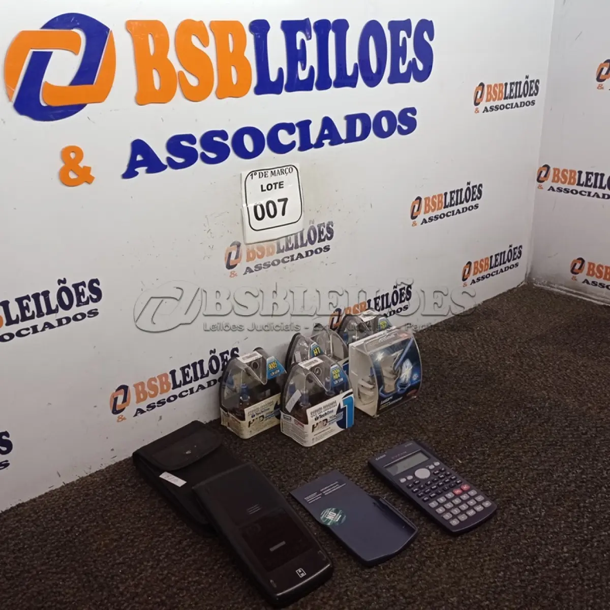 LOTE 007 - 01 LOTE COM LÂMPADAS AUTOMOTIVAS, SENDO 01 PAR H3 ULTRAVISION MARCA LUX LIGHT, 02 PARES HB4 XÊNON MARCA TECHONE, 01 PAR H1 XÊNON, 01 LÂMPADA 9005 E 02 CALCULADORAS, SENDO 01 MARCA HP COM CASE E 01 MARCA CASIO SEM CASE. (NO ESTADO) ATENÇÃO! FAZER A VISITAÇÃO ANTES DE ARREMATAR, NÃO SABEMOS SE FUNCIONA. LEILÃO NÃO TEM GARANTIA E NEM DEVOLUÇÃO, SUJEITO A POSSÍVEIS AVARIAS VISÍVEIS/OCULTAS E/OU AUSÊNCIA DE COMPONENTES.