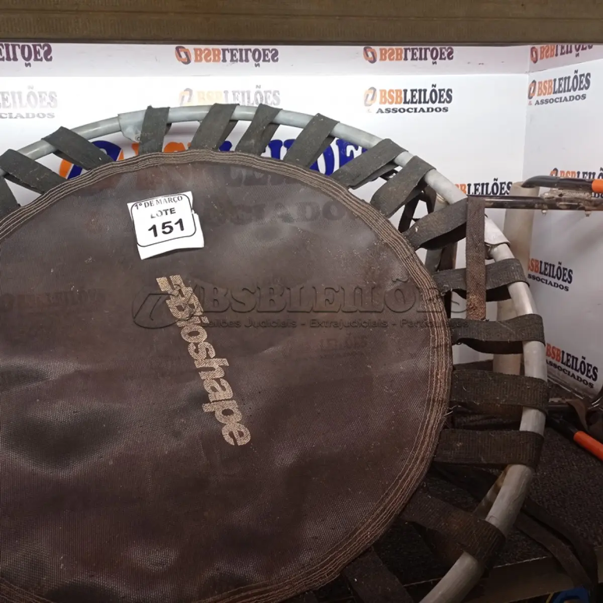 LOTE 151 - 01 SUPORTE PARA BICICLETA E 01 MINI JUMP. (NO ESTADO) ATENÇÃO! FAZER A VISITAÇÃO ANTES DE ARREMATAR, NÃO SABEMOS SE FUNCIONA. LEILÃO NÃO TEM GARANTIA E NEM DEVOLUÇÃO, SUJEITO A POSSÍVEIS AVARIAS VISÍVEIS/OCULTAS E/OU AUSÊNCIA DE COMPONENTES.