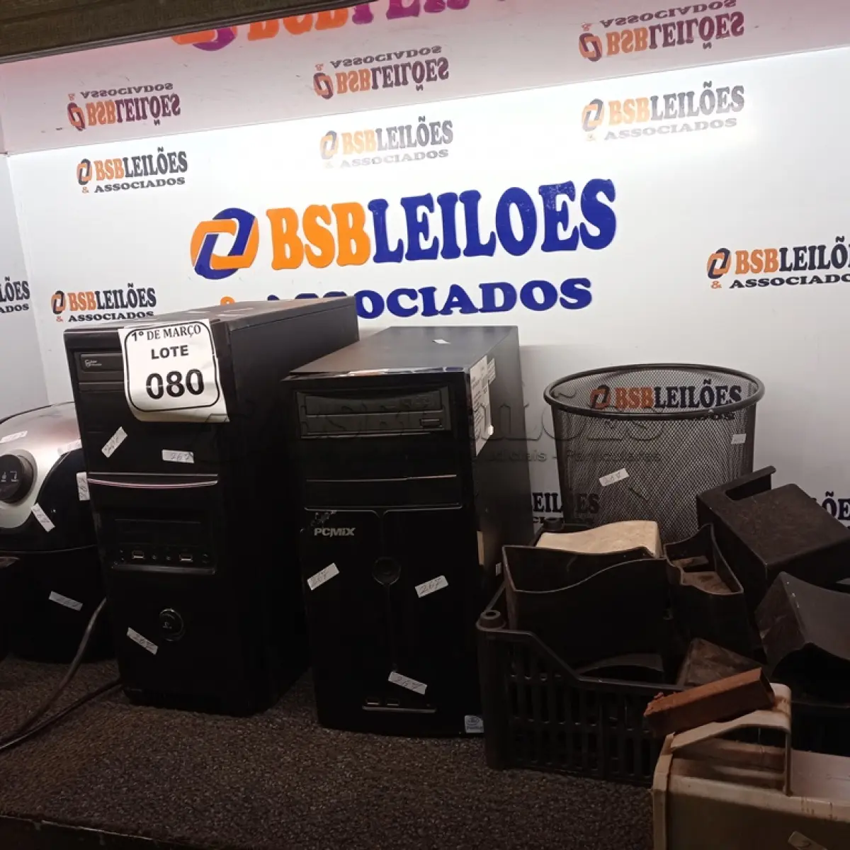 LOTE 080 - 02 CPU’S, 01 AIR FRYER, 01 BASE PARA ESPREMEDOR DE FRUTAS, VÁRIOS PORTA GUARDANAPOS, 01 REATOR E 01 LIXEIRA. (NO ESTADO) ATENÇÃO! FAZER A VISITAÇÃO ANTES DE ARREMATAR, NÃO SABEMOS SE FUNCIONA. LEILÃO NÃO TEM GARANTIA E NEM DEVOLUÇÃO, SUJEITO A POSSÍVEIS AVARIAS VISÍVEIS/OCULTAS E/OU AUSÊNCIA DE COMPONENTES.