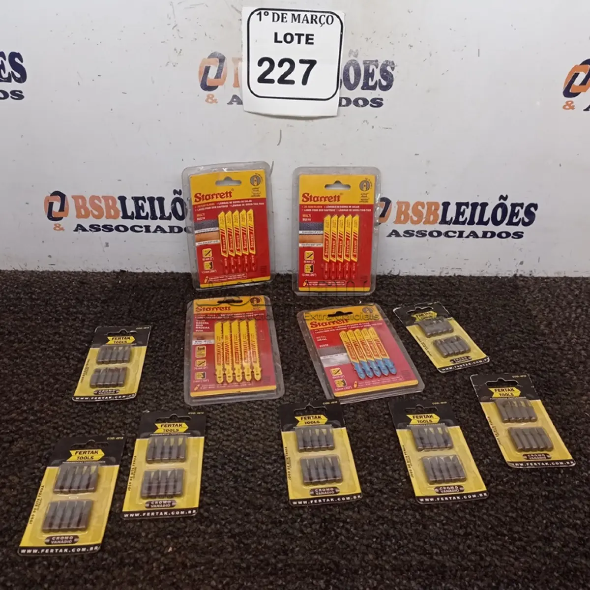 LOTE 227 - 07 JOGOS DE BITS FENDA E 04 KITS DE LÂMINAS PARA TICO-TICO. (NO ESTADO) ATENÇÃO! FAZER A VISITAÇÃO ANTES DE ARREMATAR, NÃO SABEMOS SE FUNCIONA. LEILÃO NÃO TEM GARANTIA E NEM DEVOLUÇÃO, SUJEITO A POSSÍVEIS AVARIAS VISÍVEIS/OCULTAS E/OU AUSÊNCIA DE COMPONENTES.