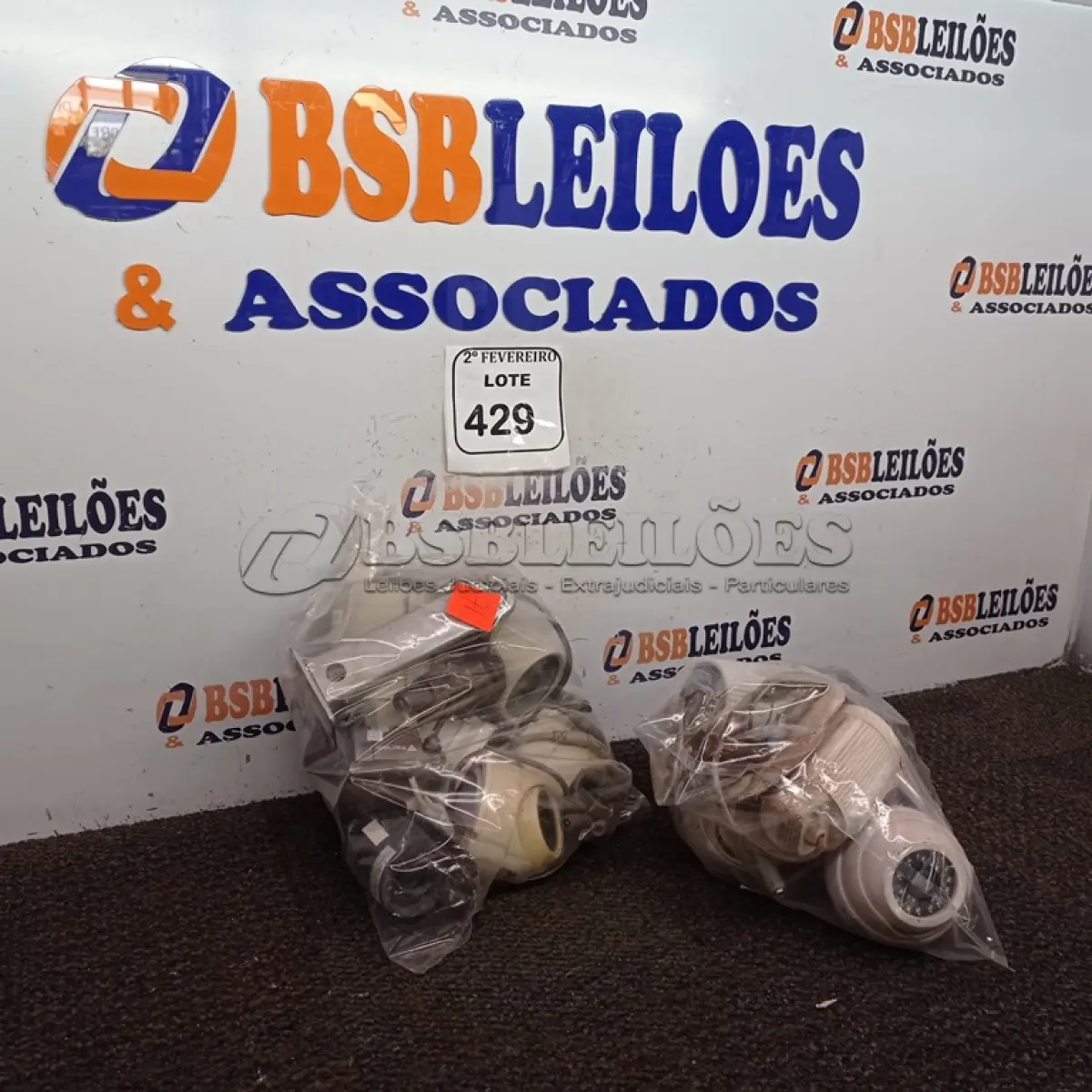 LOTE 429 - 01 LOTE C/VÁRIAS CÂMERAS DE SEGURANÇA MARCAS E MODELOS DIVERSOS. (NO ESTADO) ATENÇÃO! FAZER A VISITAÇÃO ANTES DE ARREMATAR, NÃO SABEMOS SE FUNCIONA. LEILÃO NÃO TEM GARANTIA E NEM DEVOLUÇÃO, SUJEITO A POSSÍVEIS AVARIAS VISÍVEIS/OCULTAS E/OU AUSÊNCIA DE COMPONENTES.
