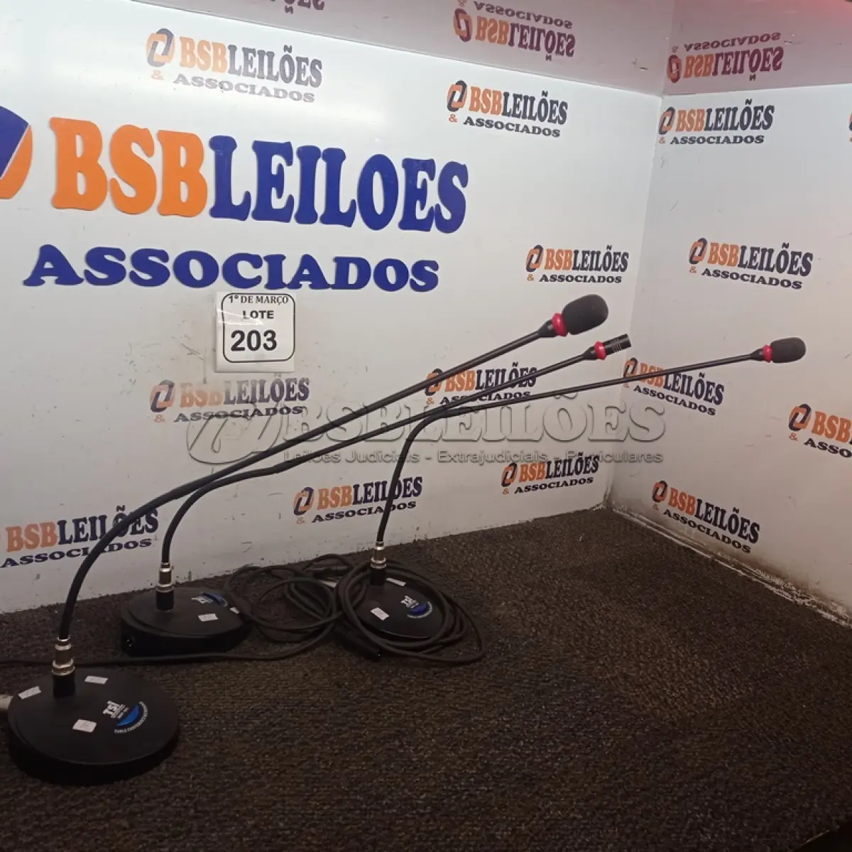 LOTE 203 - 03 MICROFONES COM BASE TSI. (NO ESTADO) ATENÇÃO! FAZER A VISITAÇÃO ANTES DE ARREMATAR, NÃO SABEMOS SE FUNCIONA. LEILÃO NÃO TEM GARANTIA E NEM DEVOLUÇÃO, SUJEITO A POSSÍVEIS AVARIAS VISÍVEIS/OCULTAS E/OU AUSÊNCIA DE COMPONENTES.