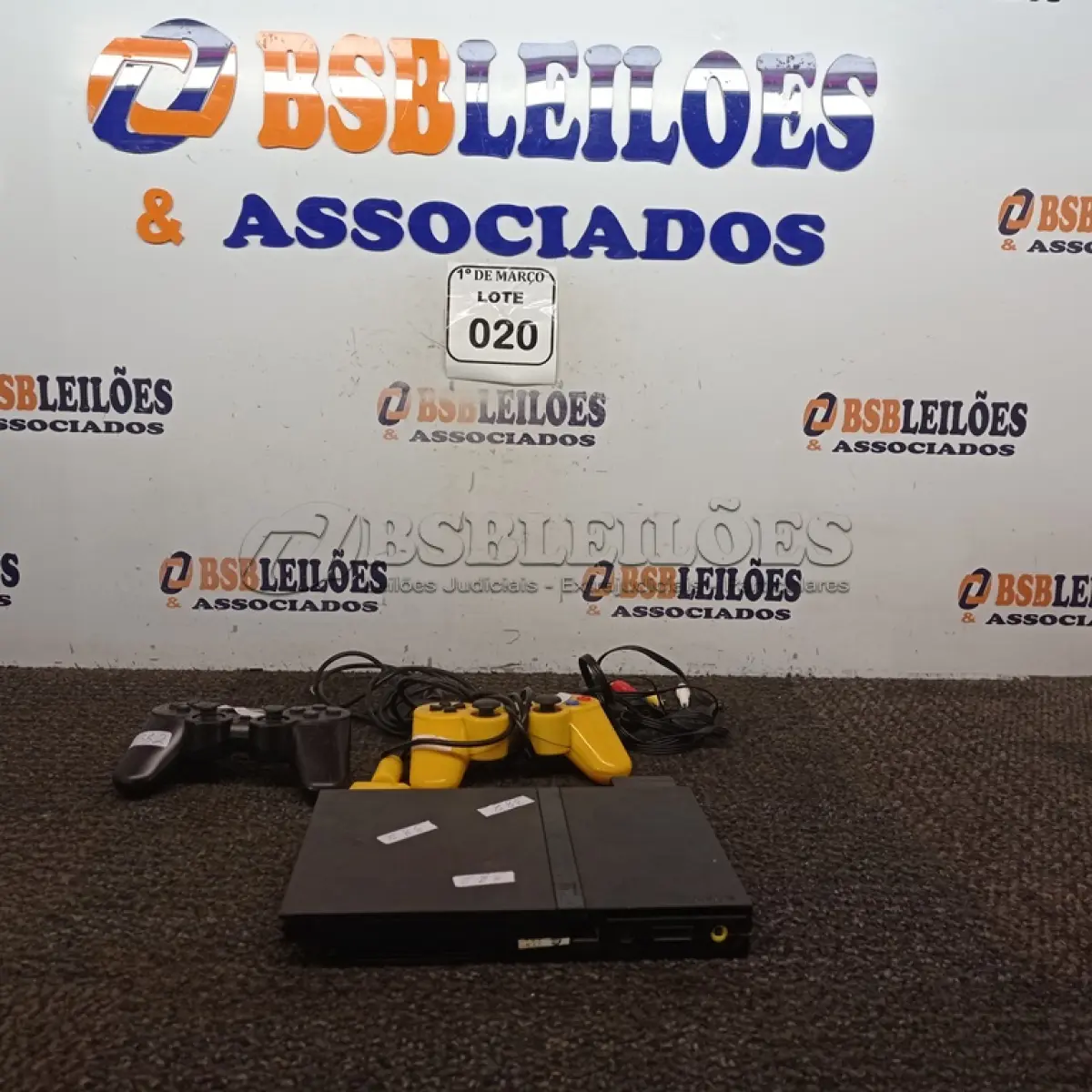 LOTE 020 - 01 PS2 COM 02 CONTROLES E CABOS MARCA SONY. (NO ESTADO) ATENÇÃO! FAZER A VISITAÇÃO ANTES DE ARREMATAR, NÃO SABEMOS SE FUNCIONA. LEILÃO NÃO TEM GARANTIA E NEM DEVOLUÇÃO, SUJEITO A POSSÍVEIS AVARIAS VISÍVEIS/OCULTAS E/OU AUSÊNCIA DE COMPONENTES.