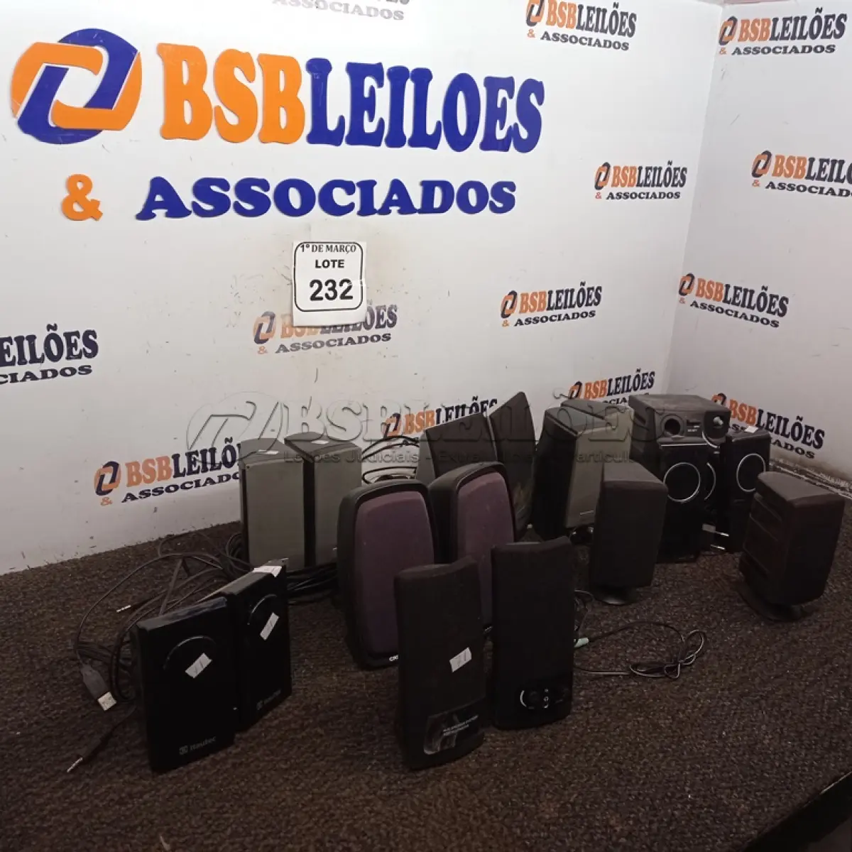 LOTE 232 - 01 LOTE COM DIVERSAS CAIXAS DE SOM PARA COMPUTADORES. (NO ESTADO) ATENÇÃO! FAZER A VISITAÇÃO ANTES DE ARREMATAR, NÃO SABEMOS SE FUNCIONA. LEILÃO NÃO TEM GARANTIA E NEM DEVOLUÇÃO, SUJEITO A POSSÍVEIS AVARIAS VISÍVEIS/OCULTAS E/OU AUSÊNCIA DE COMPONENTES.