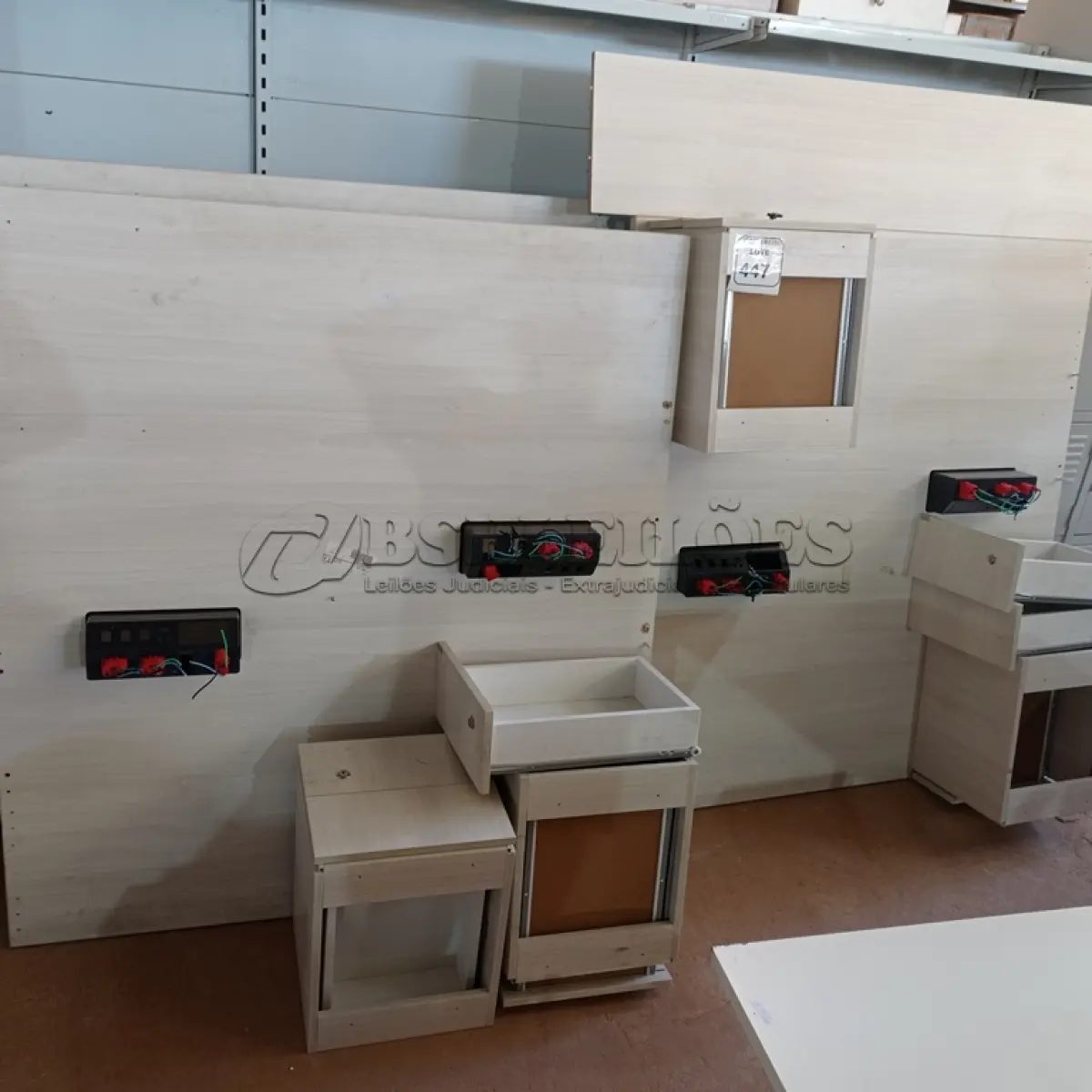 LOTE 447 - 03 MESAS EM MADEIRA PARA BAIA DESMONTADAS. (NO ESTADO) ATENÇÃO! FAZER A VISITAÇÃO ANTES DE ARREMATAR, NÃO SABEMOS SE FUNCIONA. LEILÃO NÃO TEM GARANTIA E NEM DEVOLUÇÃO, SUJEITO A POSSÍVEIS AVARIAS VISÍVEIS/OCULTAS E/OU AUSÊNCIA DE COMPONENTES.