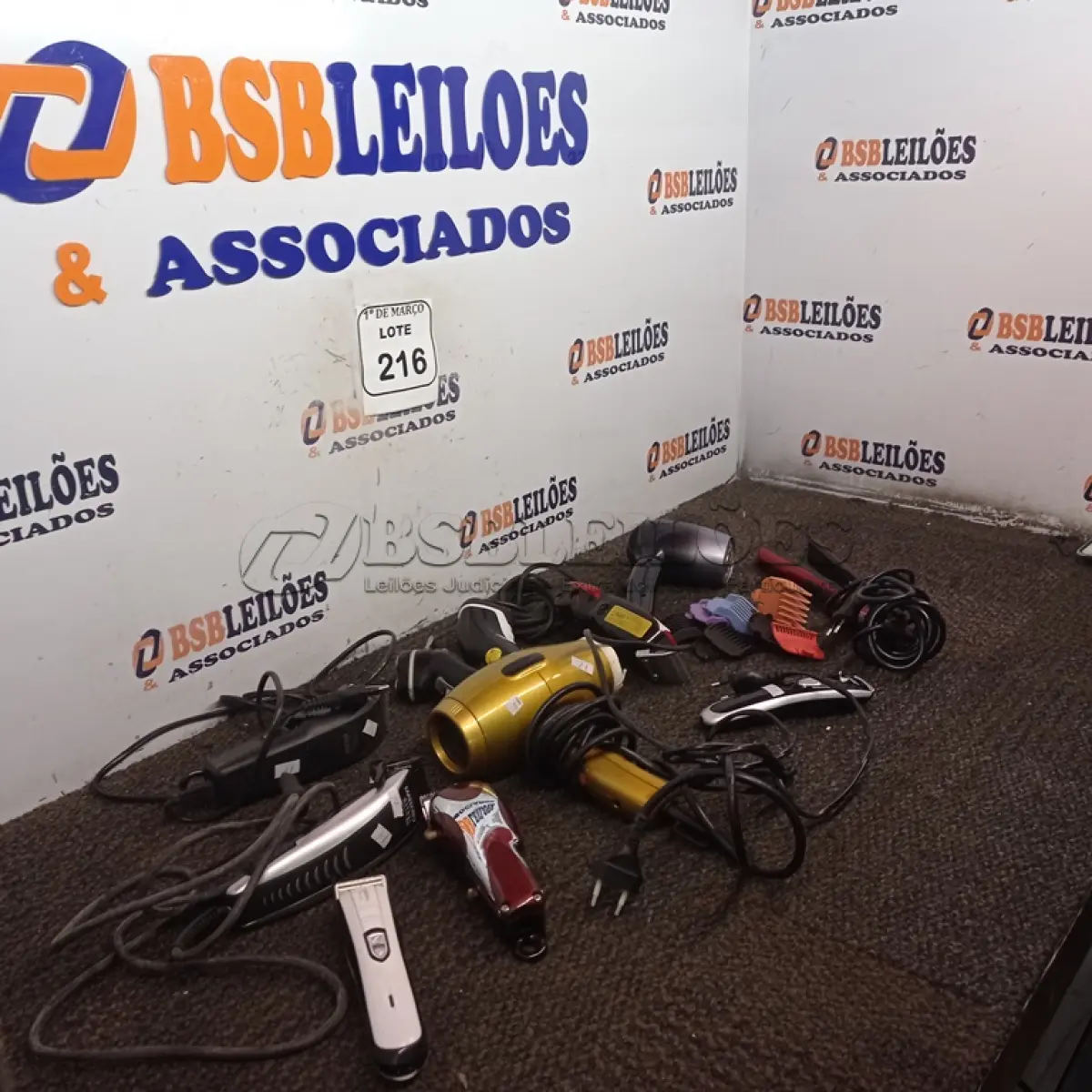 LOTE 216 - 01 LOTE COM MÁQUINAS DE CORTAR CABELOS DIVERSOS. (NO ESTADO) ATENÇÃO! FAZER A VISITAÇÃO ANTES DE ARREMATAR, NÃO SABEMOS SE FUNCIONA. LEILÃO NÃO TEM GARANTIA E NEM DEVOLUÇÃO, SUJEITO A POSSÍVEIS AVARIAS VISÍVEIS/OCULTAS E/OU AUSÊNCIA DE COMPONENTES.