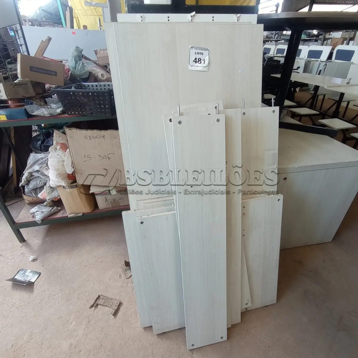 LOTE 481 - 03 MESAS EM MADEIRA PARA ESCRITÓRIO. (DESMONTADAS). (NO ESTADO) ATENÇÃO! FAZER A VISITAÇÃO ANTES DE ARREMATAR, NÃO SABEMOS SE FUNCIONA. LEILÃO NÃO TEM GARANTIA E NEM DEVOLUÇÃO, SUJEITO A POSSÍVEIS AVARIAS VISÍVEIS/OCULTAS E/OU AUSÊNCIA DE COMPONENTES.