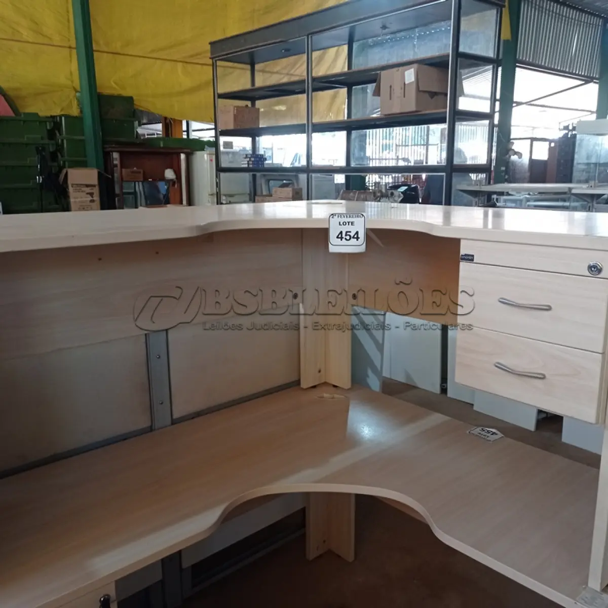 LOTE 454 - 01 MESA DE CANTO COM 02 GAVETAS EM MADEIRA PARA ESCRITÓRIO. (NO ESTADO) ATENÇÃO! FAZER A VISITAÇÃO ANTES DE ARREMATAR, NÃO SABEMOS SE FUNCIONA. LEILÃO NÃO TEM GARANTIA E NEM DEVOLUÇÃO, SUJEITO A POSSÍVEIS AVARIAS VISÍVEIS/OCULTAS E/OU AUSÊNCIA DE COMPONENTES.