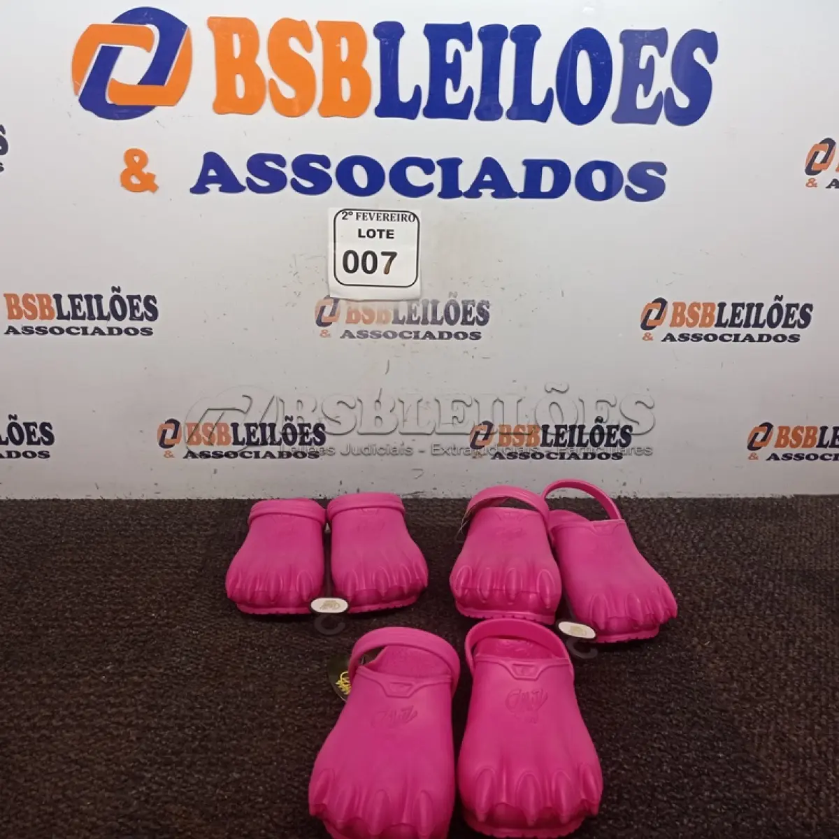 LOTE 007 - 02 PARES DE SANDÁLIA MODELO CROCS MONSTER TAMANHO J2/3 NA COR ROSA E 01 PAR DE SANDÁLIA MODELO CROCS MONSTER TAMANHO C13/J1. (NOVAS) (NO ESTADO) ATENÇÃO! FAZER A VISITAÇÃO ANTES DE ARREMATAR, NÃO SABEMOS SE FUNCIONA. LEILÃO NÃO TEM GARANTIA E NEM DEVOLUÇÃO, SUJEITO A POSSÍVEIS AVARIAS VISÍVEIS/OCULTAS E/OU AUSÊNCIA DE COMPONENTES.