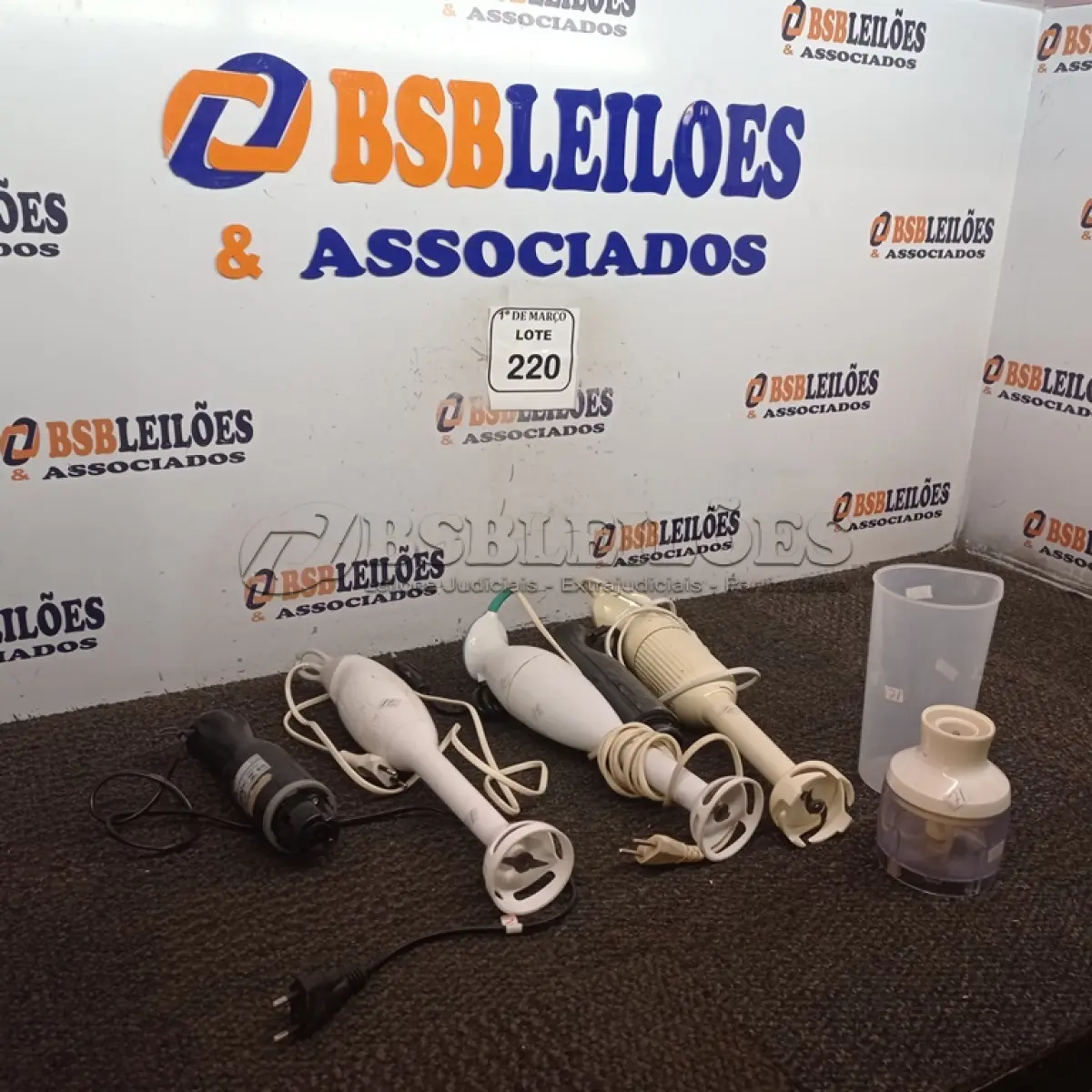 LOTE 220 - 01 LOTE COM APARELHOS DE MIXER DIVERSOS. (NO ESTADO) ATENÇÃO! FAZER A VISITAÇÃO ANTES DE ARREMATAR, NÃO SABEMOS SE FUNCIONA. LEILÃO NÃO TEM GARANTIA E NEM DEVOLUÇÃO, SUJEITO A POSSÍVEIS AVARIAS VISÍVEIS/OCULTAS E/OU AUSÊNCIA DE COMPONENTES.