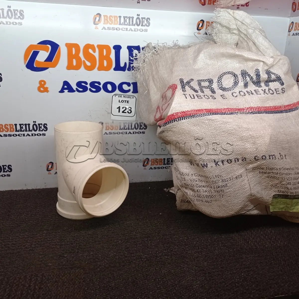 LOTE 123 - 06 UNIDADES DE TE ESGOTO 150X150MM. (NOVO) (NO ESTADO) ATENÇÃO! FAZER A VISITAÇÃO ANTES DE ARREMATAR, NÃO SABEMOS SE FUNCIONA. LEILÃO NÃO TEM GARANTIA E NEM DEVOLUÇÃO, SUJEITO A POSSÍVEIS AVARIAS VISÍVEIS/OCULTAS E/OU AUSÊNCIA DE COMPONENTES.