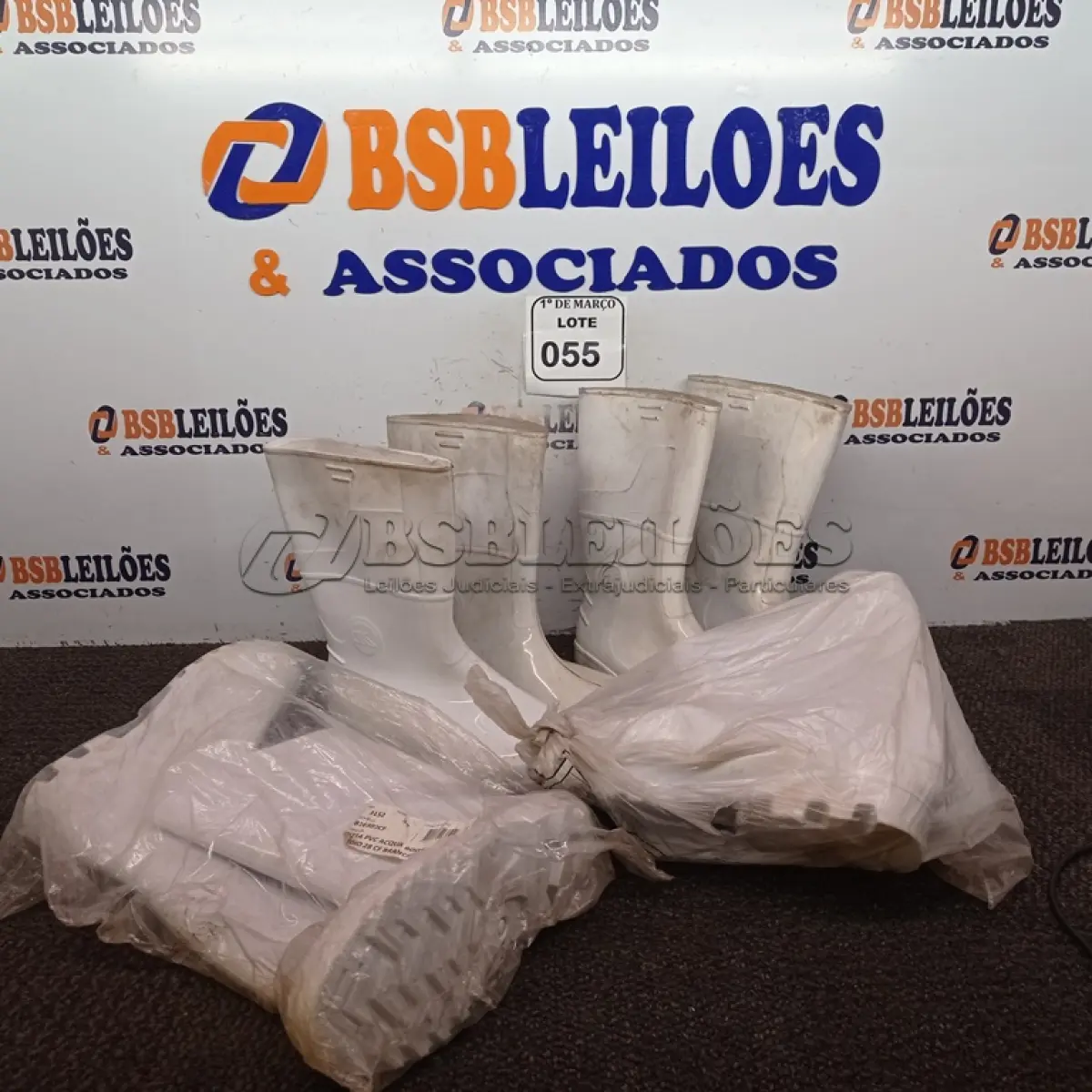LOTE 055 - 04 BOTAS PARA LIMPEZA, SENDO 01 NÚMERO 37, 2 NÚMERO 42 E 01 NÚMERO 33. (NOVO) (NO ESTADO) ATENÇÃO! FAZER A VISITAÇÃO ANTES DE ARREMATAR, NÃO SABEMOS SE FUNCIONA. LEILÃO NÃO TEM GARANTIA E NEM DEVOLUÇÃO, SUJEITO A POSSÍVEIS AVARIAS VISÍVEIS/OCULTAS E/OU AUSÊNCIA DE COMPONENTES.