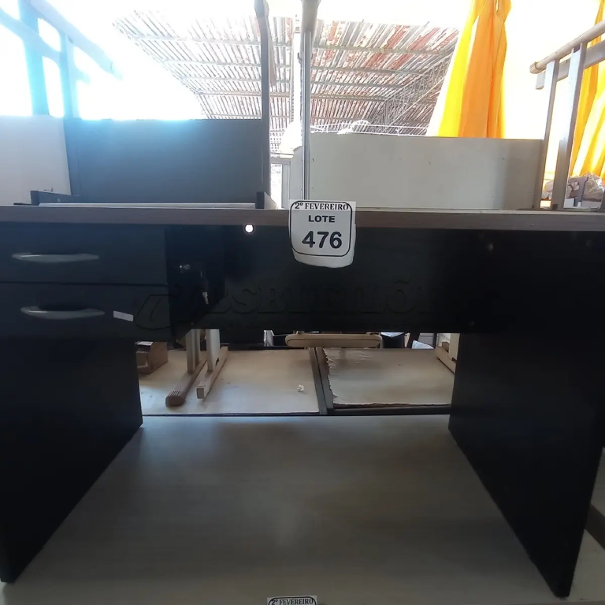 LOTE 476 - 01 MESA COM 02 GAVETAS EM MADEIRA PARA ESCRITÓRIO. (NO ESTADO) ATENÇÃO! FAZER A VISITAÇÃO ANTES DE ARREMATAR, NÃO SABEMOS SE FUNCIONA. LEILÃO NÃO TEM GARANTIA E NEM DEVOLUÇÃO, SUJEITO A POSSÍVEIS AVARIAS VISÍVEIS/OCULTAS E/OU AUSÊNCIA DE COMPONENTES.