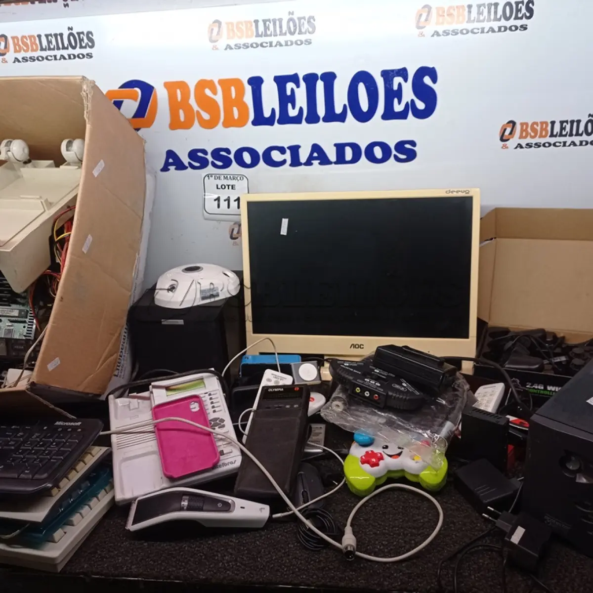 LOTE 111 - 01 CAIXA COM VÁRIOS ELETRÔNICOS, 02 ESTABILIZADORES, 01 MONITOR, 04 TECLADOS, 01 HD, 01 BASE PARA CPU, DIVISOR HDMI, 02 CONTROLES PARA VÍDEO GAME E 01 PSP MARCA SONY. (NO ESTADO) ATENÇÃO! FAZER A VISITAÇÃO ANTES DE ARREMATAR, NÃO SABEMOS SE FUNCIONA. LEILÃO NÃO TEM GARANTIA E NEM DEVOLUÇÃO, SUJEITO A POSSÍVEIS AVARIAS VISÍVEIS/OCULTAS E/OU AUSÊNCIA DE COMPONENTES.