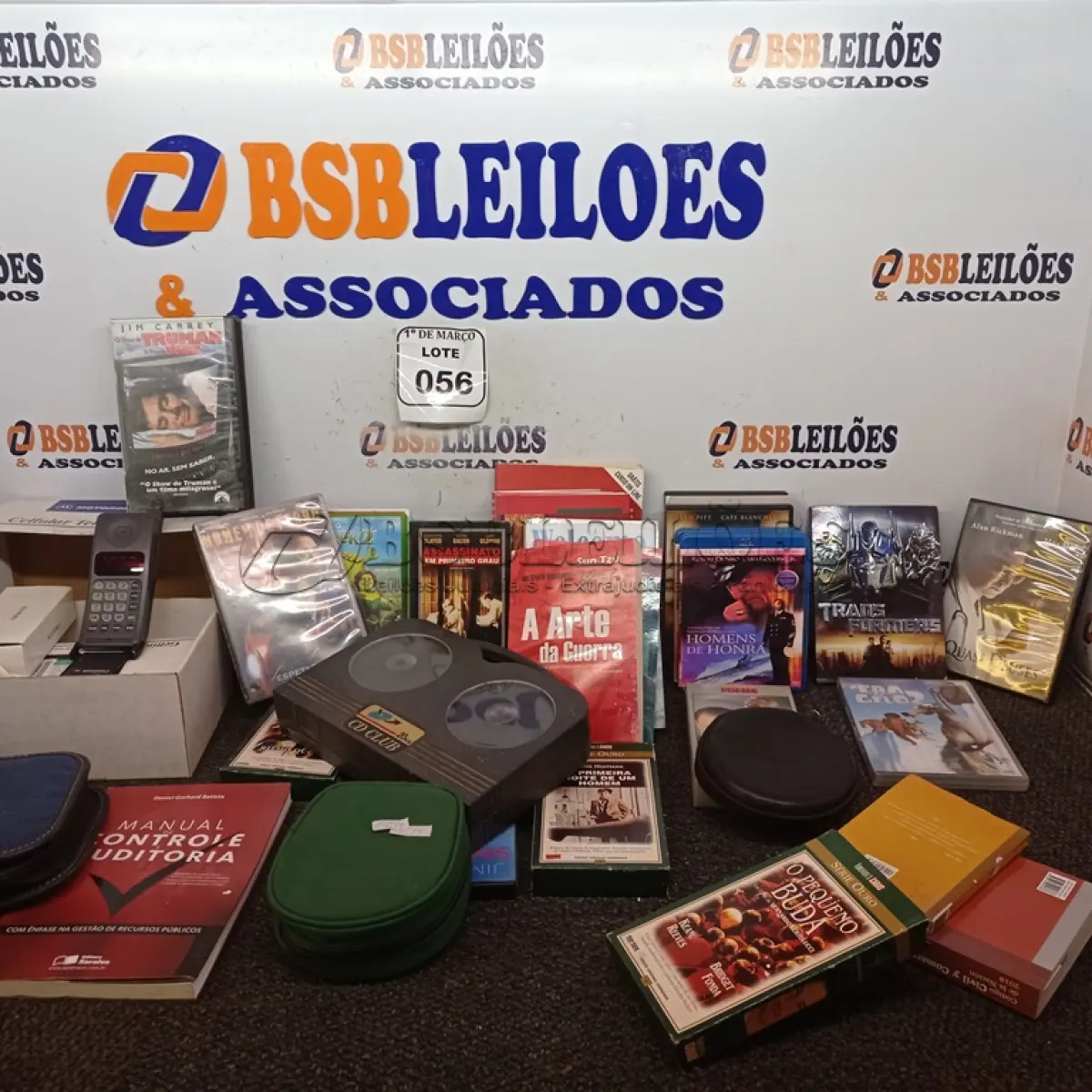 LOTE 056 - 01 CELULAR RELÍQUIA MOTOROLA POCKET, CD’S, DVD’S E LIVROS. (NO ESTADO) ATENÇÃO! FAZER A VISITAÇÃO ANTES DE ARREMATAR, NÃO SABEMOS SE FUNCIONA. LEILÃO NÃO TEM GARANTIA E NEM DEVOLUÇÃO, SUJEITO A POSSÍVEIS AVARIAS VISÍVEIS/OCULTAS E/OU AUSÊNCIA DE COMPONENTES.