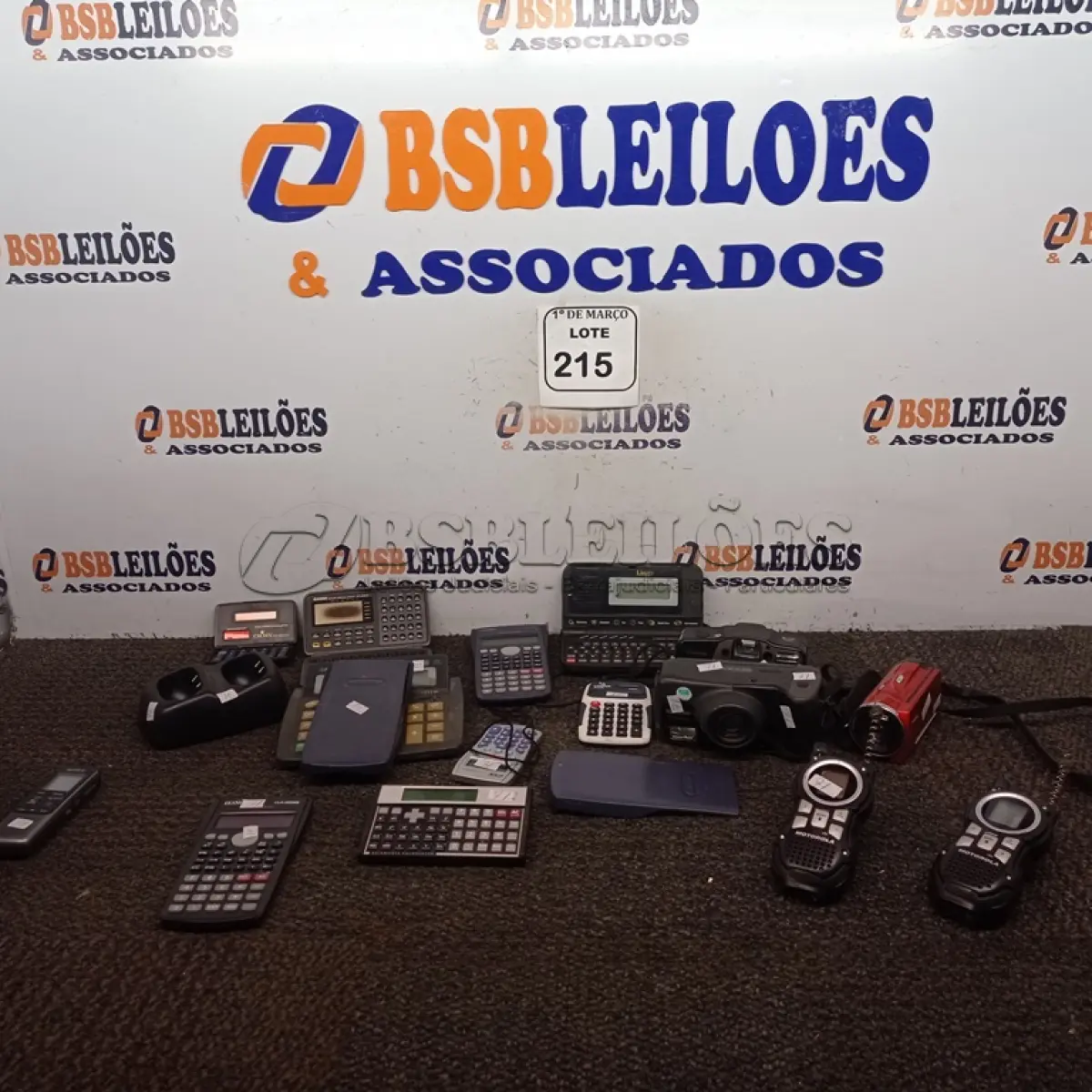 LOTE 215 - 01 CAIXA COM RÁDIOS COMUNICADORES, CÂMERAS FOTOGRÁFICAS, E CALCULADORAS. (NO ESTADO) ATENÇÃO! FAZER A VISITAÇÃO ANTES DE ARREMATAR, NÃO SABEMOS SE FUNCIONA. LEILÃO NÃO TEM GARANTIA E NEM DEVOLUÇÃO, SUJEITO A POSSÍVEIS AVARIAS VISÍVEIS/OCULTAS E/OU AUSÊNCIA DE COMPONENTES.