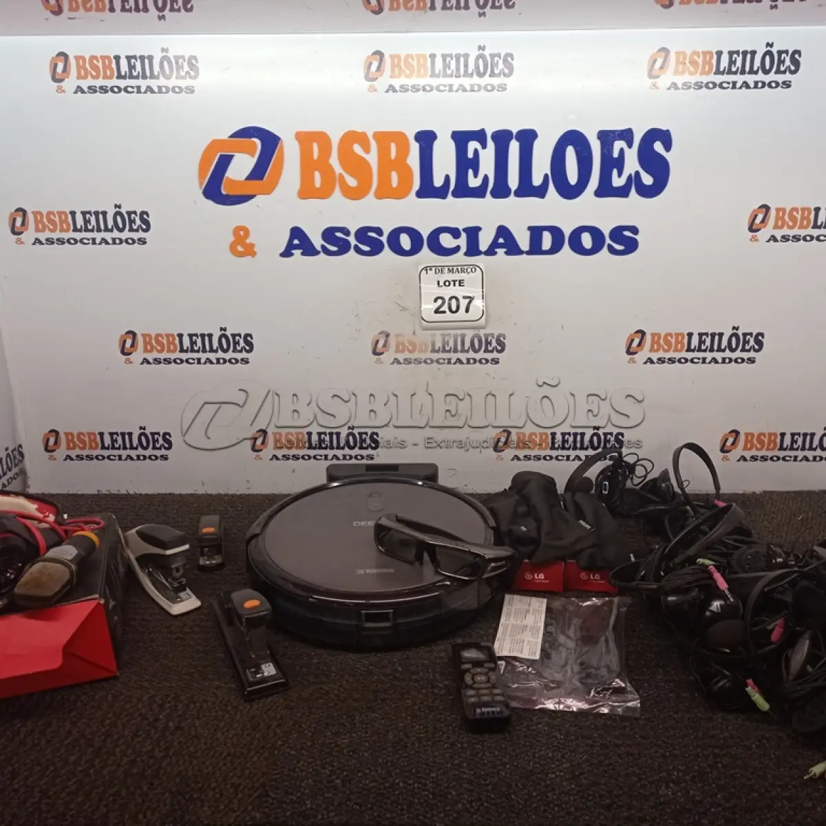 LOTE 207 - 01 LOTE COM FONES DE OUVIDO E ÓCULOS 3D. (NO ESTADO) ATENÇÃO! FAZER A VISITAÇÃO ANTES DE ARREMATAR, NÃO SABEMOS SE FUNCIONA. LEILÃO NÃO TEM GARANTIA E NEM DEVOLUÇÃO, SUJEITO A POSSÍVEIS AVARIAS VISÍVEIS/OCULTAS E/OU AUSÊNCIA DE COMPONENTES.