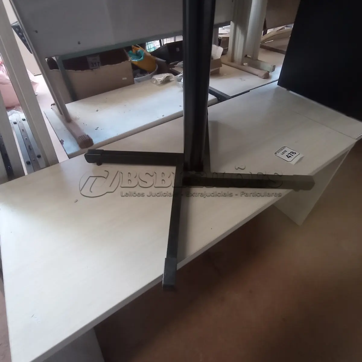 LOTE 478 - 01 MESA EM MADEIRA PARA ESCRITÓRIO. (NO ESTADO) ATENÇÃO! FAZER A VISITAÇÃO ANTES DE ARREMATAR, NÃO SABEMOS SE FUNCIONA. LEILÃO NÃO TEM GARANTIA E NEM DEVOLUÇÃO, SUJEITO A POSSÍVEIS AVARIAS VISÍVEIS/OCULTAS E/OU AUSÊNCIA DE COMPONENTES.