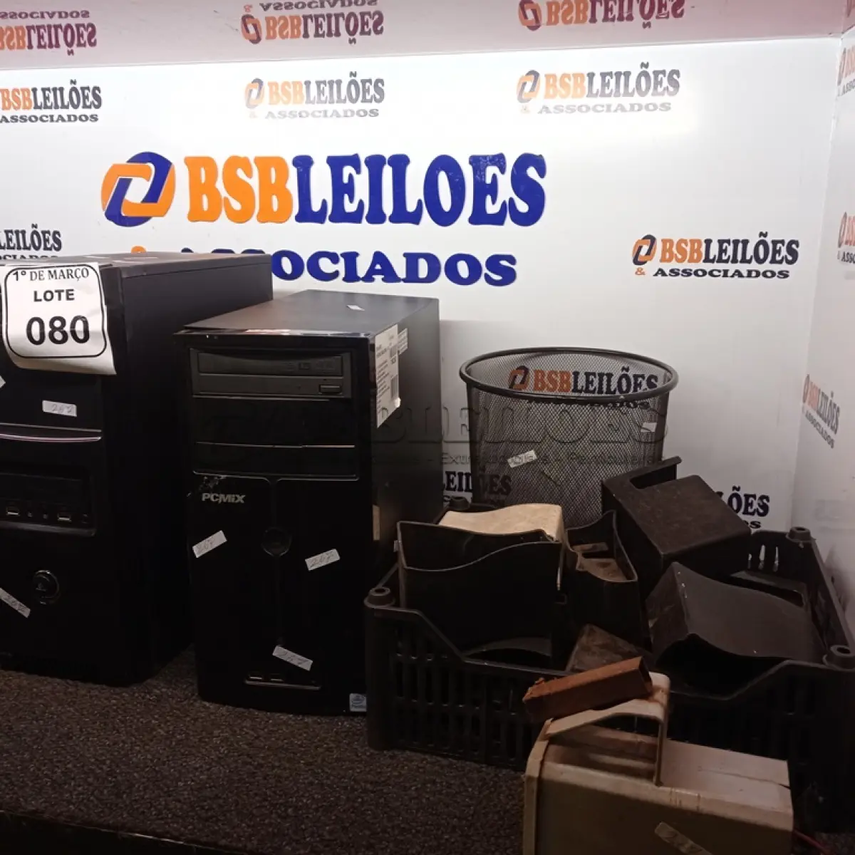 LOTE 080 - 02 CPU’S, 01 AIR FRYER, 01 BASE PARA ESPREMEDOR DE FRUTAS, VÁRIOS PORTA GUARDANAPOS, 01 REATOR E 01 LIXEIRA. (NO ESTADO) ATENÇÃO! FAZER A VISITAÇÃO ANTES DE ARREMATAR, NÃO SABEMOS SE FUNCIONA. LEILÃO NÃO TEM GARANTIA E NEM DEVOLUÇÃO, SUJEITO A POSSÍVEIS AVARIAS VISÍVEIS/OCULTAS E/OU AUSÊNCIA DE COMPONENTES.