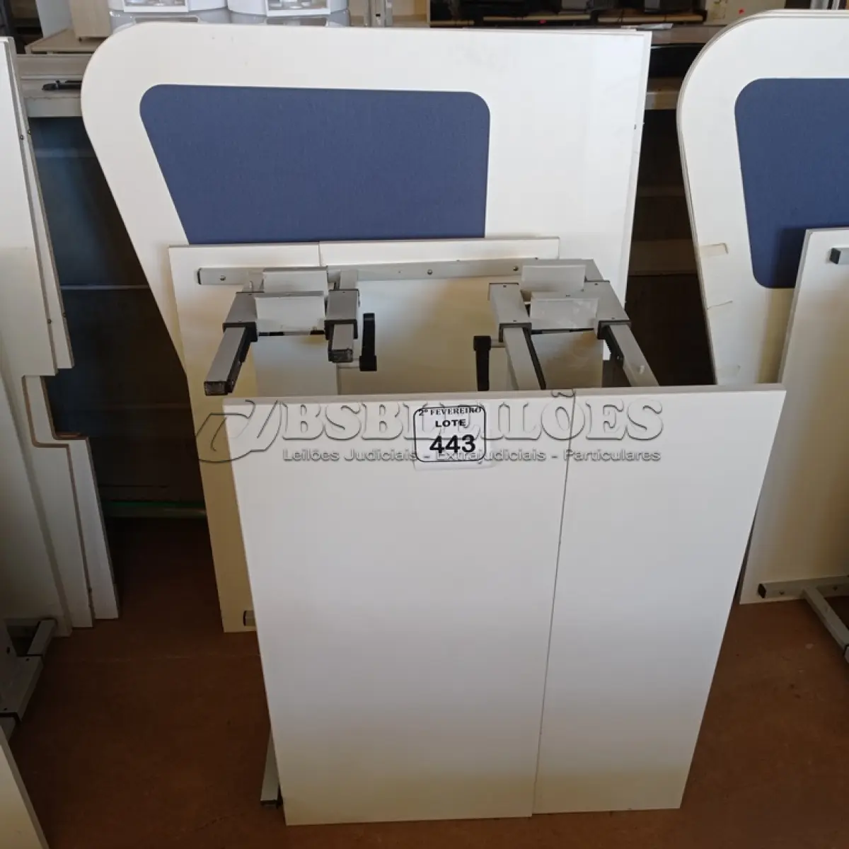 LOTE 443 - 02 MESAS COM REGULAGEM DE ALTURA MANUAL E 3 LATERAIS EM MADEIRA PRA BAIA. (NO ESTADO) ATENÇÃO! FAZER A VISITAÇÃO ANTES DE ARREMATAR, NÃO SABEMOS SE FUNCIONA. LEILÃO NÃO TEM GARANTIA E NEM DEVOLUÇÃO, SUJEITO A POSSÍVEIS AVARIAS VISÍVEIS/OCULTAS E/OU AUSÊNCIA DE COMPONENTES.