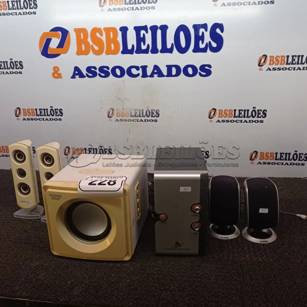 LOTE 228 - 01 LOTE COM CAIXAS SUBWOOFER E CAIXAS PEQUENAS PARA HOMER THEATER. (NO ESTADO) ATENÇÃO! FAZER A VISITAÇÃO ANTES DE ARREMATAR, NÃO SABEMOS SE FUNCIONA. LEILÃO NÃO TEM GARANTIA E NEM DEVOLUÇÃO, SUJEITO A POSSÍVEIS AVARIAS VISÍVEIS/OCULTAS E/OU AUSÊNCIA DE COMPONENTES.