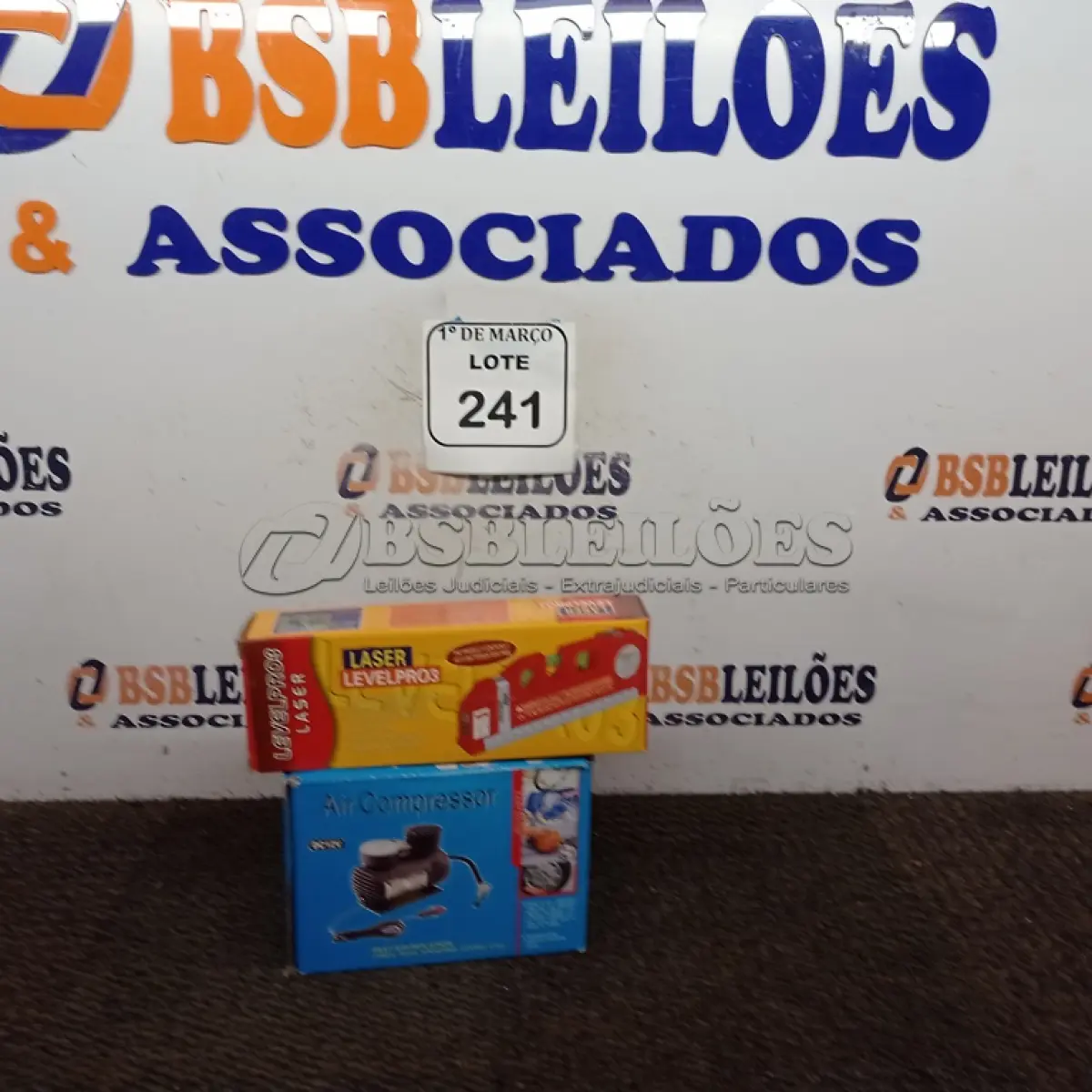 LOTE 241 - 01 COMPRESSOR PORTÁTIL 12 VOLTS (NOVO) E 01NIVEL A LASER (NOVO). (NO ESTADO) ATENÇÃO! FAZER A VISITAÇÃO ANTES DE ARREMATAR, NÃO SABEMOS SE FUNCIONA. LEILÃO NÃO TEM GARANTIA E NEM DEVOLUÇÃO, SUJEITO A POSSÍVEIS AVARIAS VISÍVEIS/OCULTAS E/OU AUSÊNCIA DE COMPONENTES.