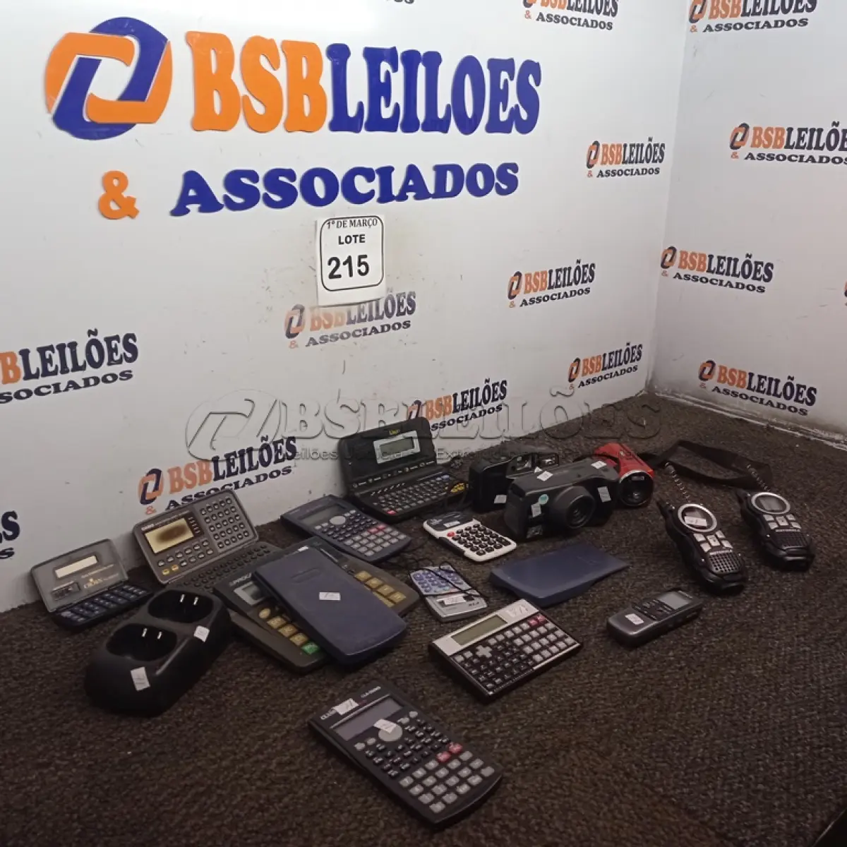 LOTE 215 - 01 CAIXA COM RÁDIOS COMUNICADORES, CÂMERAS FOTOGRÁFICAS, E CALCULADORAS. (NO ESTADO) ATENÇÃO! FAZER A VISITAÇÃO ANTES DE ARREMATAR, NÃO SABEMOS SE FUNCIONA. LEILÃO NÃO TEM GARANTIA E NEM DEVOLUÇÃO, SUJEITO A POSSÍVEIS AVARIAS VISÍVEIS/OCULTAS E/OU AUSÊNCIA DE COMPONENTES.