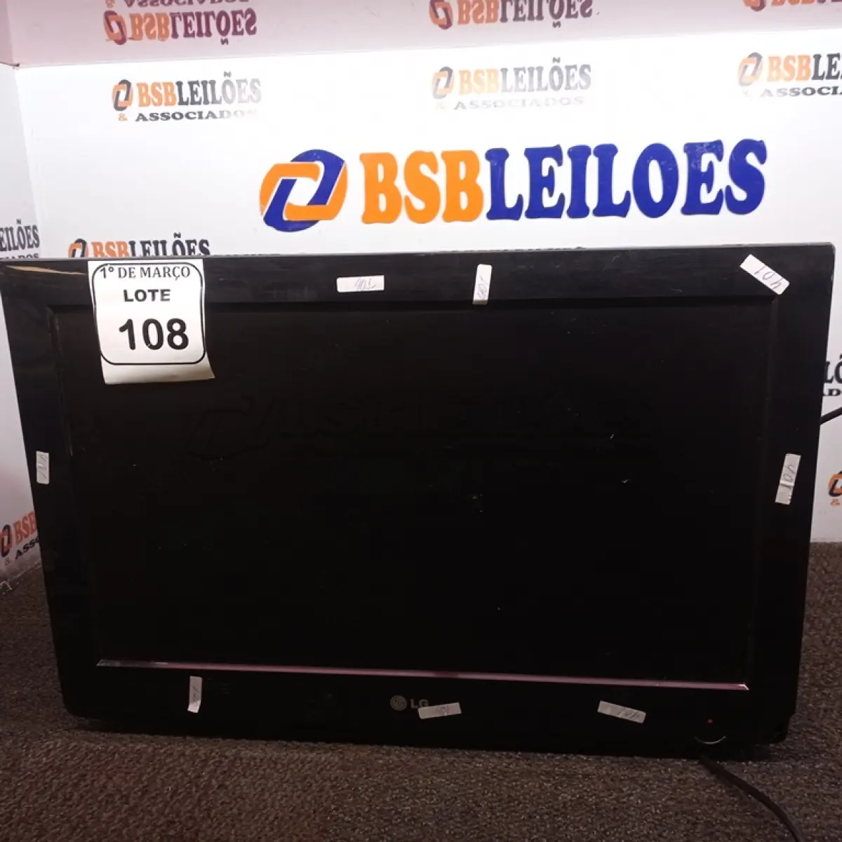 LOTE 108 - 01 TV 26” MARCA LG. (NO ESTADO) ATENÇÃO! FAZER A VISITAÇÃO ANTES DE ARREMATAR, NÃO SABEMOS SE FUNCIONA. LEILÃO NÃO TEM GARANTIA E NEM DEVOLUÇÃO, SUJEITO A POSSÍVEIS AVARIAS VISÍVEIS/OCULTAS E/OU AUSÊNCIA DE COMPONENTES.