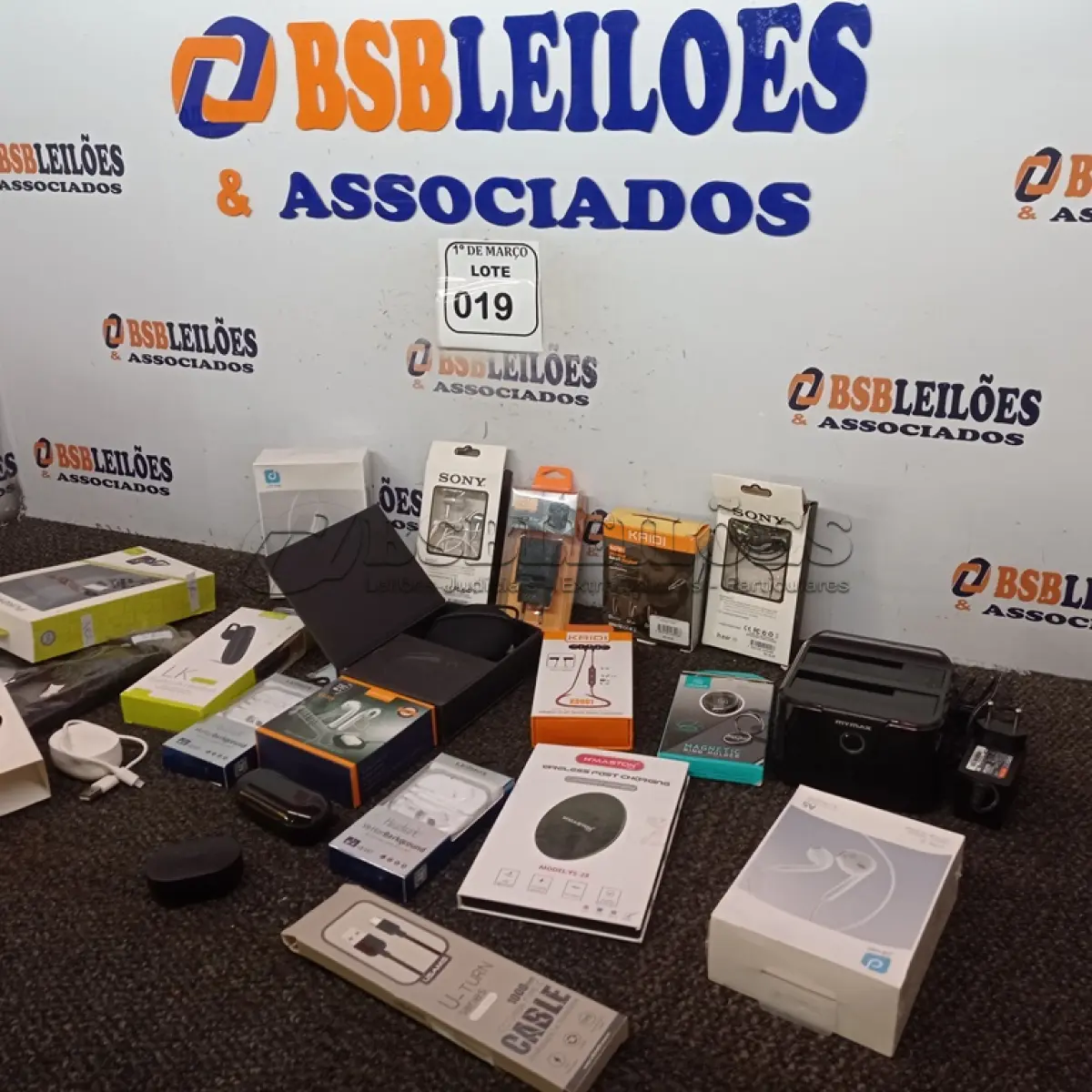 LOTE 019 - 01 LOTE COM VÁRIOS ACESSÓRIOS PARA CELULARES DIVERSOS E FONES. (NO ESTADO) ATENÇÃO! FAZER A VISITAÇÃO ANTES DE ARREMATAR, NÃO SABEMOS SE FUNCIONA. LEILÃO NÃO TEM GARANTIA E NEM DEVOLUÇÃO, SUJEITO A POSSÍVEIS AVARIAS VISÍVEIS/OCULTAS E/OU AUSÊNCIA DE COMPONENTES.