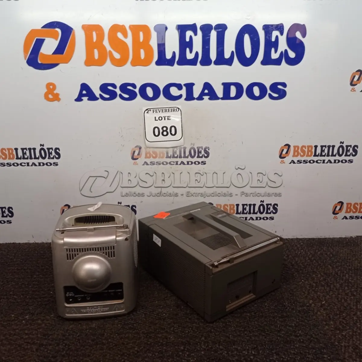 LOTE 080 - 02 MINIS TV/RADIO PORTÁTIL. (NO ESTADO) ATENÇÃO! FAZER A VISITAÇÃO ANTES DE ARREMATAR, NÃO SABEMOS SE FUNCIONA. LEILÃO NÃO TEM GARANTIA E NEM DEVOLUÇÃO, SUJEITO A POSSÍVEIS AVARIAS VISÍVEIS/OCULTAS E/OU AUSÊNCIA DE COMPONENTES.