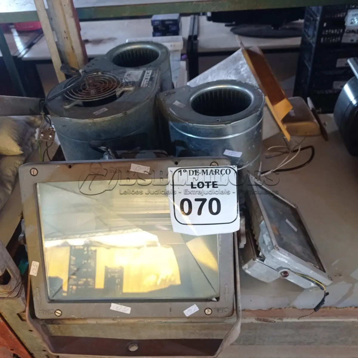 LOTE 070 - 03 EXAUSTORES, 02 REFLETORES E 01 CAIXA DE CORREIOS. (NO ESTADO) ATENÇÃO! FAZER A VISITAÇÃO ANTES DE ARREMATAR, NÃO SABEMOS SE FUNCIONA. LEILÃO NÃO TEM GARANTIA E NEM DEVOLUÇÃO, SUJEITO A POSSÍVEIS AVARIAS VISÍVEIS/OCULTAS E/OU AUSÊNCIA DE COMPONENTES.