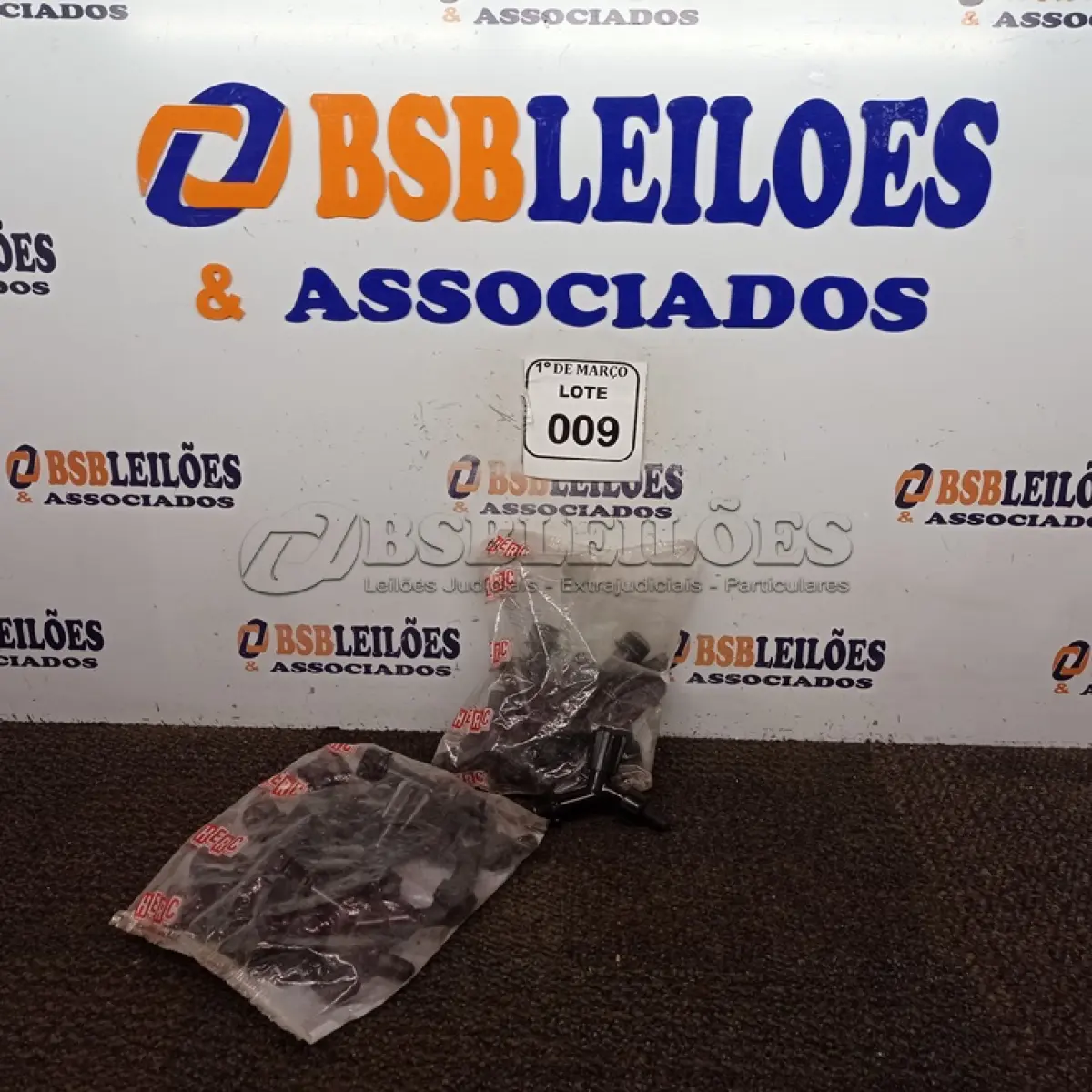 LOTE 009 - 01 LOTE COM APROXIMADAMENTE 32 TORNEIRAS DE JARDIM. (NOVA) (NO ESTADO) ATENÇÃO! FAZER A VISITAÇÃO ANTES DE ARREMATAR, NÃO SABEMOS SE FUNCIONA. LEILÃO NÃO TEM GARANTIA E NEM DEVOLUÇÃO, SUJEITO A POSSÍVEIS AVARIAS VISÍVEIS/OCULTAS E/OU AUSÊNCIA DE COMPONENTES.