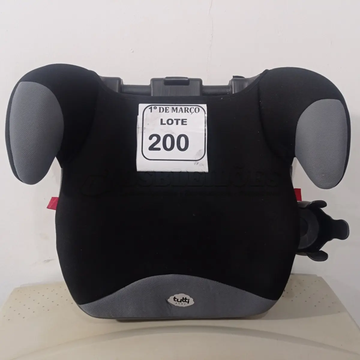 LOTE 200 - 01 CADEIRA DE BEBÊ PARA CARRO MARCA TUTTY BABY. (NO ESTADO) ATENÇÃO! FAZER A VISITAÇÃO ANTES DE ARREMATAR, NÃO SABEMOS SE FUNCIONA. LEILÃO NÃO TEM GARANTIA E NEM DEVOLUÇÃO, SUJEITO A POSSÍVEIS AVARIAS VISÍVEIS/OCULTAS E/OU AUSÊNCIA DE COMPONENTES.