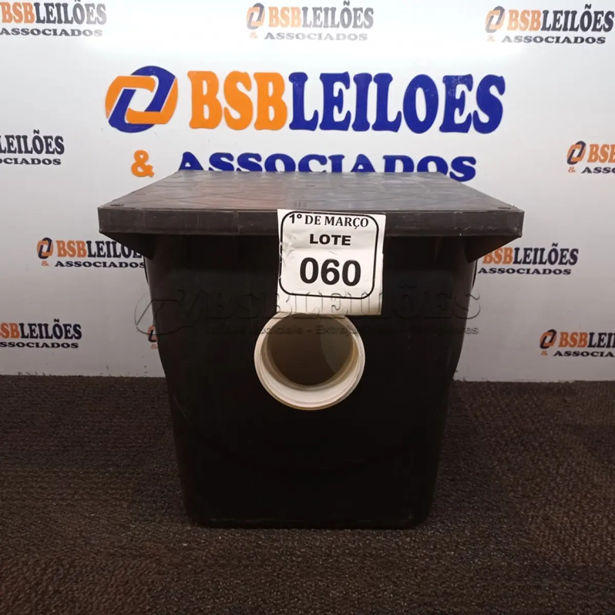 LOTE 060 - 01 CAIXA DE GORDURA ESGOTO CESTO DE LIMPEZA REMOVÍVEL. (NOVO) (NO ESTADO) ATENÇÃO! FAZER A VISITAÇÃO ANTES DE ARREMATAR, NÃO SABEMOS SE FUNCIONA. LEILÃO NÃO TEM GARANTIA E NEM DEVOLUÇÃO, SUJEITO A POSSÍVEIS AVARIAS VISÍVEIS/OCULTAS E/OU AUSÊNCIA DE COMPONENTES.