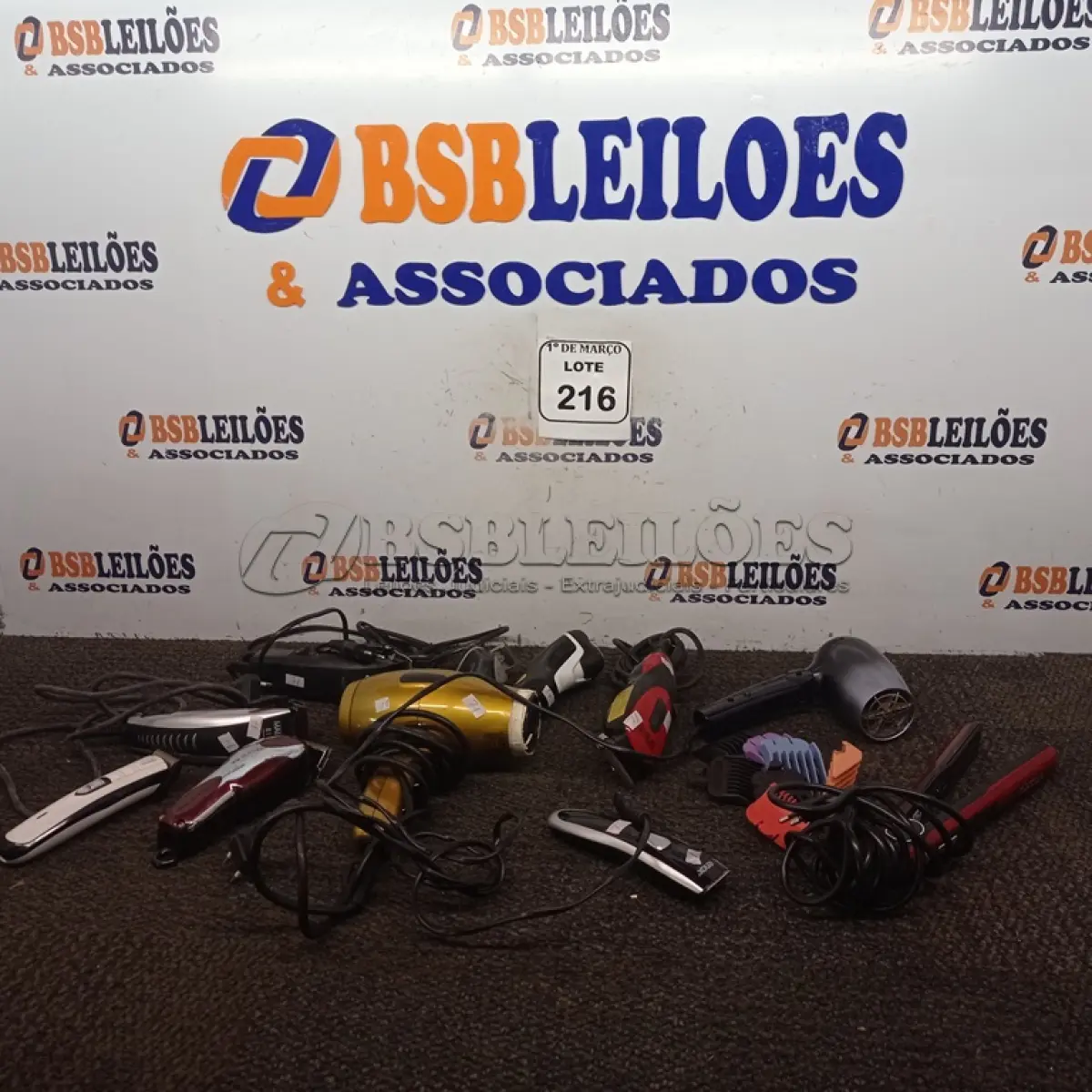 LOTE 216 - 01 LOTE COM MÁQUINAS DE CORTAR CABELOS DIVERSOS. (NO ESTADO) ATENÇÃO! FAZER A VISITAÇÃO ANTES DE ARREMATAR, NÃO SABEMOS SE FUNCIONA. LEILÃO NÃO TEM GARANTIA E NEM DEVOLUÇÃO, SUJEITO A POSSÍVEIS AVARIAS VISÍVEIS/OCULTAS E/OU AUSÊNCIA DE COMPONENTES.